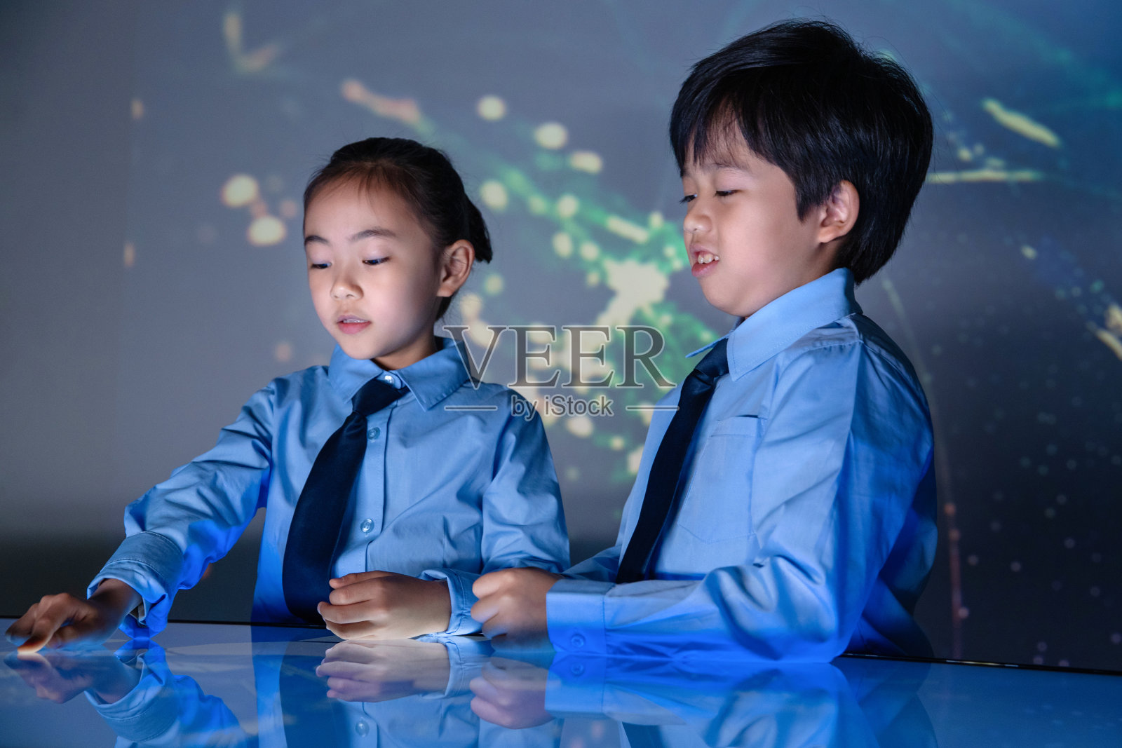 课堂上的小学生照片摄影图片