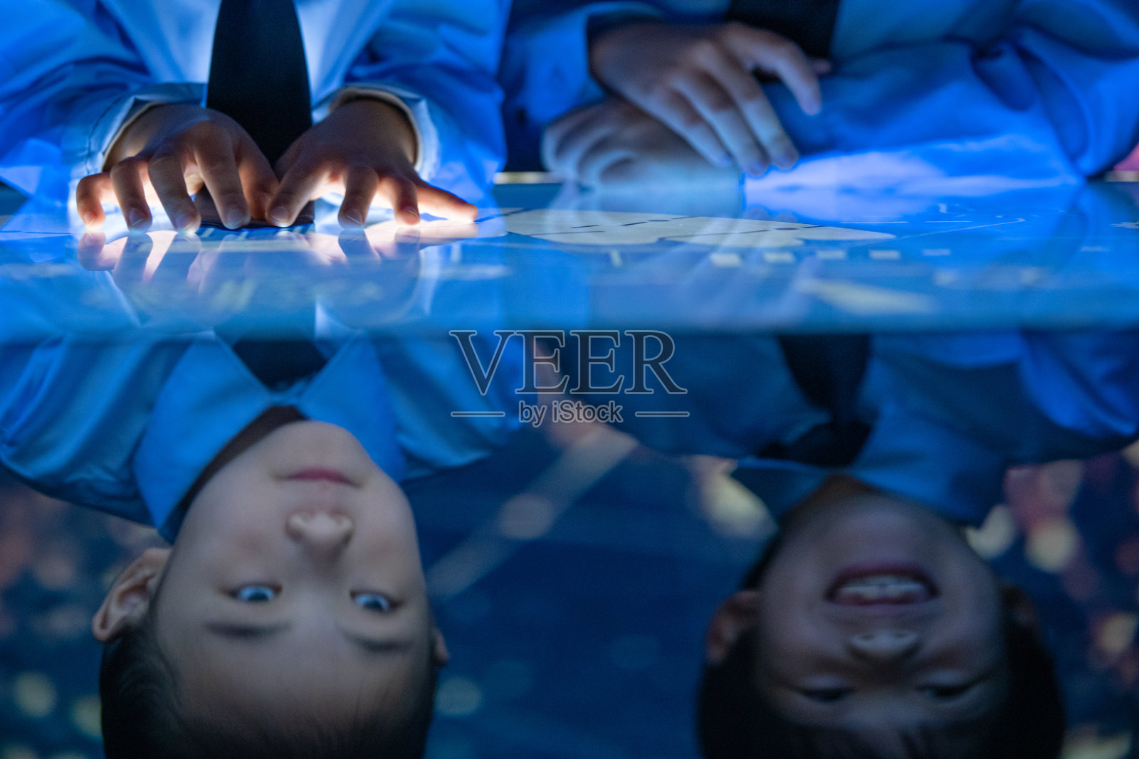 课堂上的小学生照片摄影图片