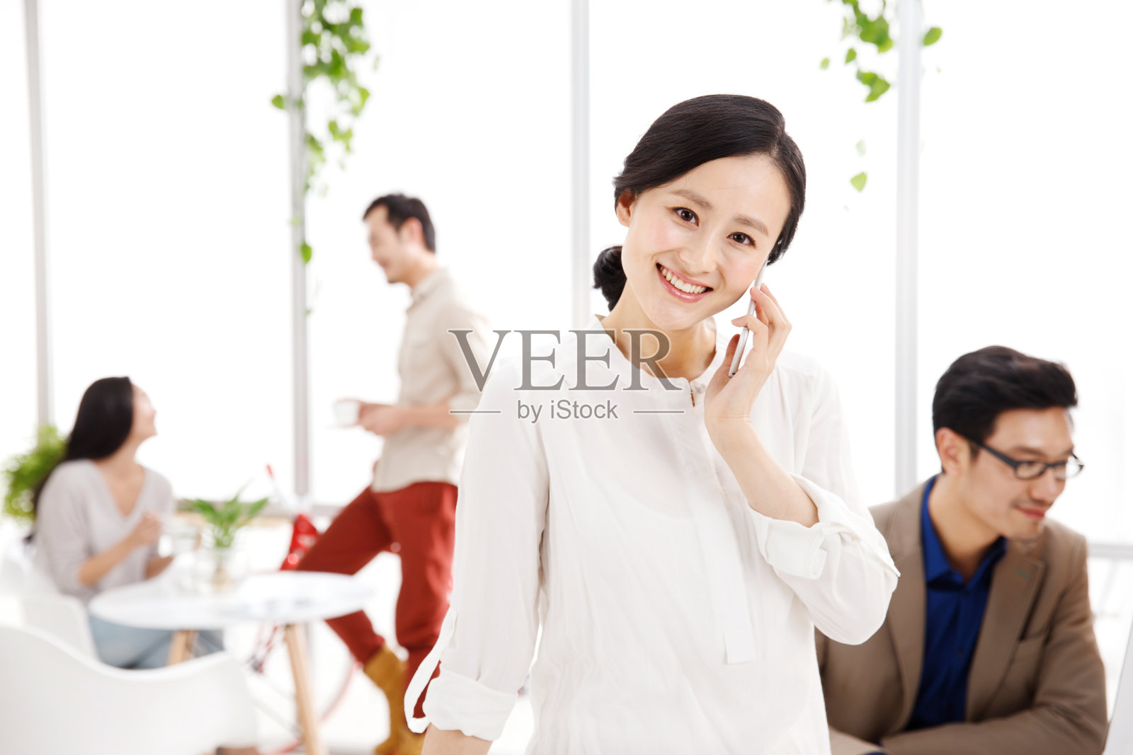 商务男女在办公室工作照片摄影图片