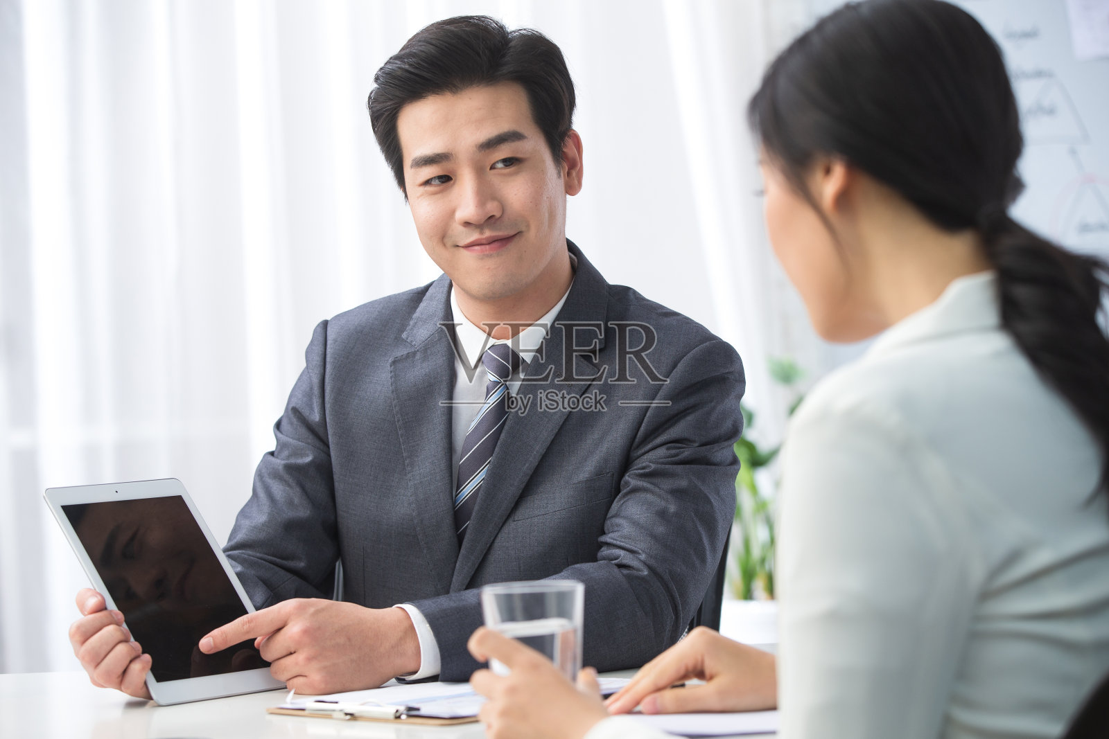 青年商务男女在办公照片摄影图片