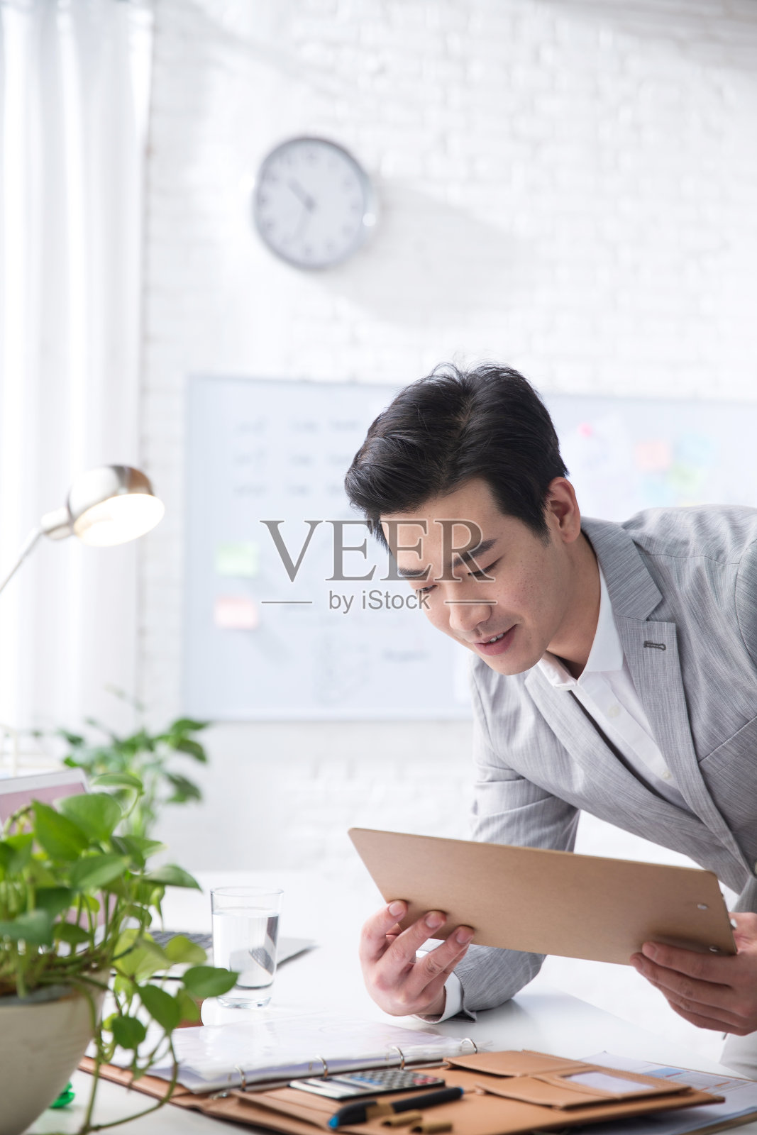 青年商务男人在办公照片摄影图片