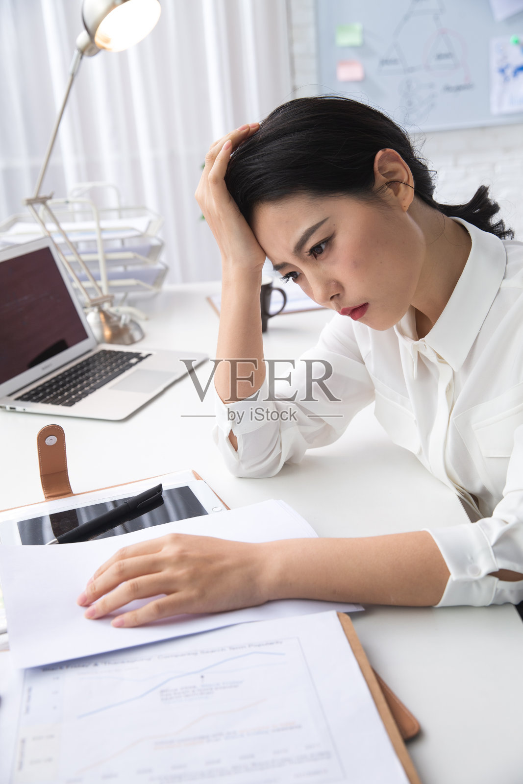 青年商务女人在办公照片摄影图片