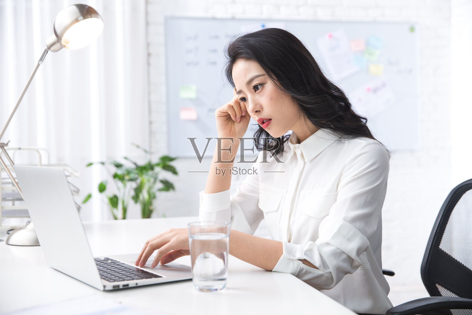 青年商务女人使用笔记本电脑办公照片摄影图片