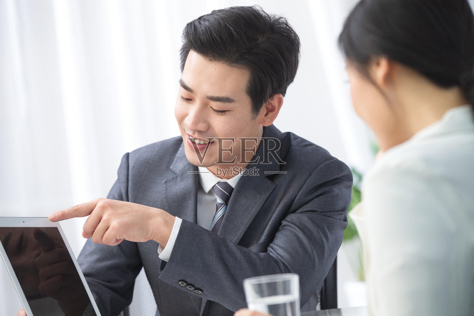 青年商务男女在办公照片摄影图片