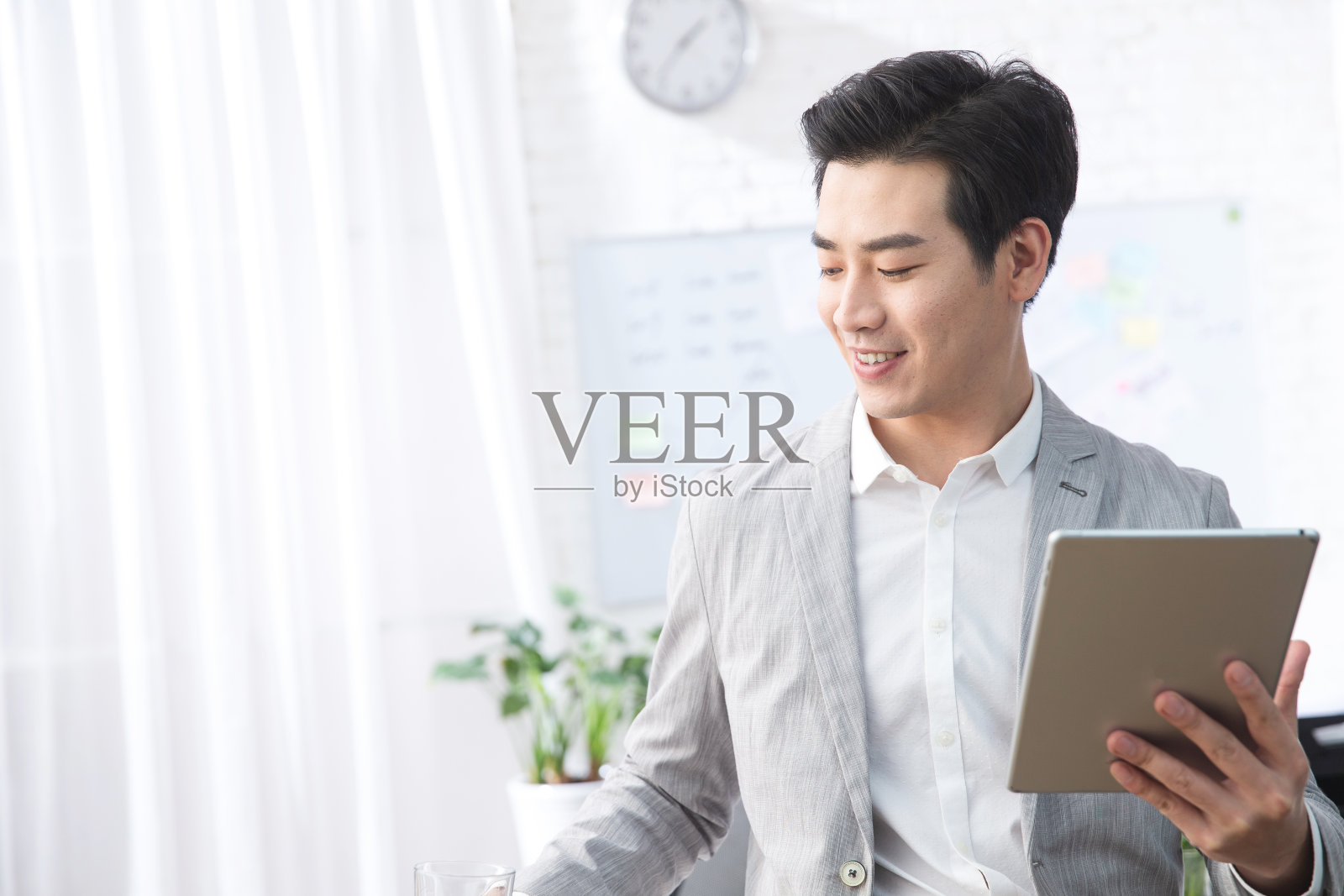 青年商务男人拿着平板电脑办公照片摄影图片