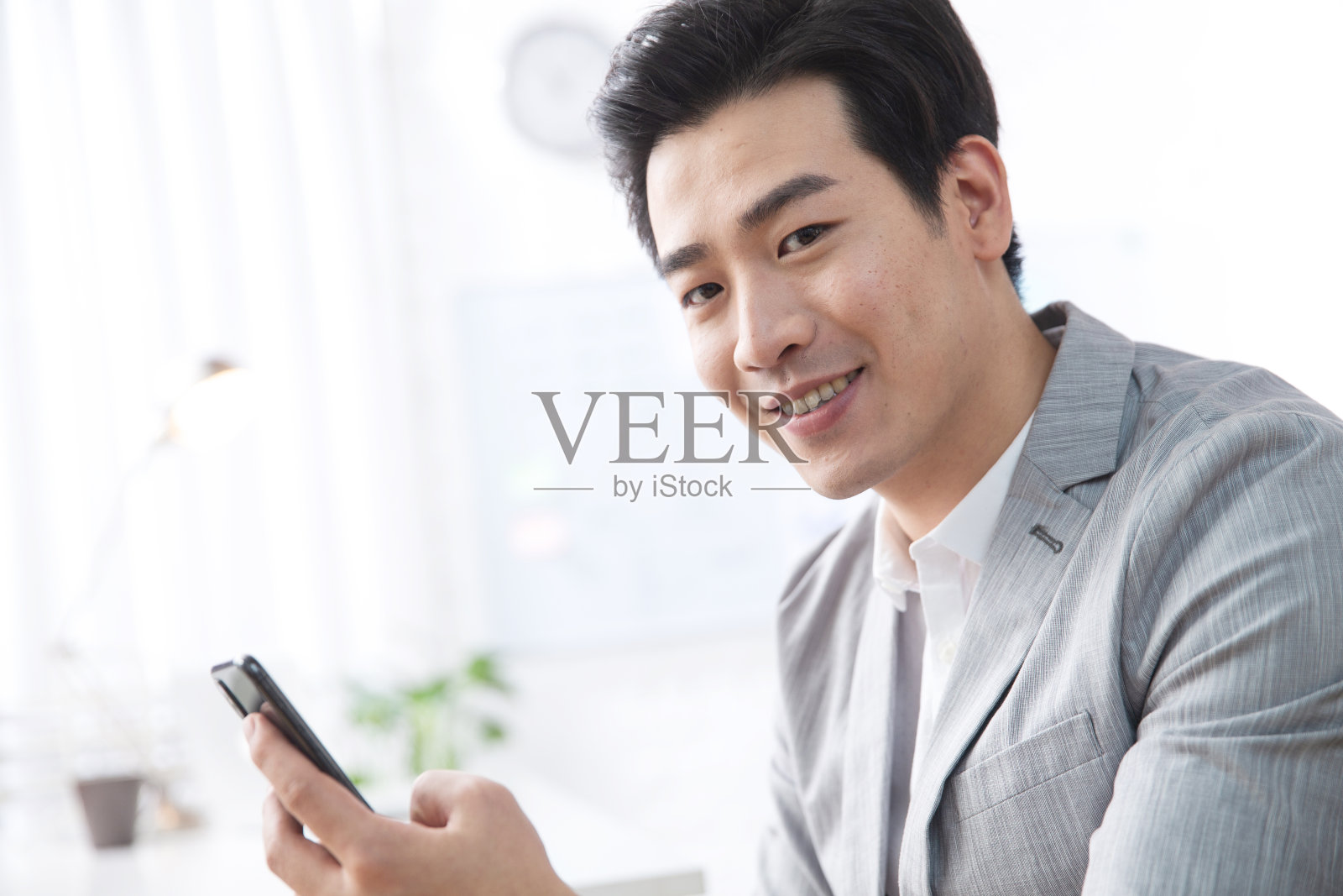 青年商务男人打电话照片摄影图片