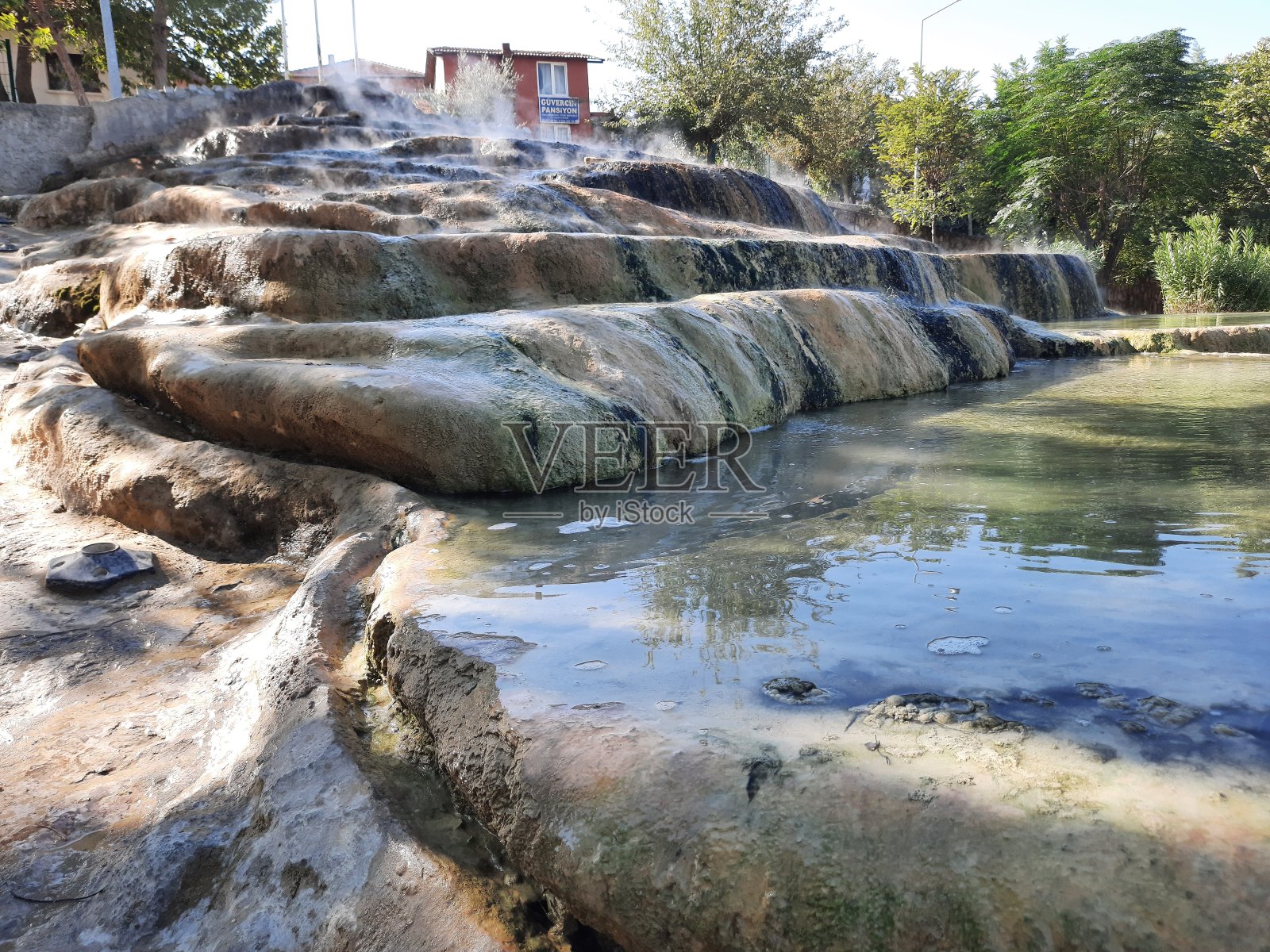 卡拉海伊特的红色泉水是一种独立的泉水,含有独特的矿物质,这使得水流出来呈红色,留下了铁锈色的石灰华,丹尼兹利照片摄影图片