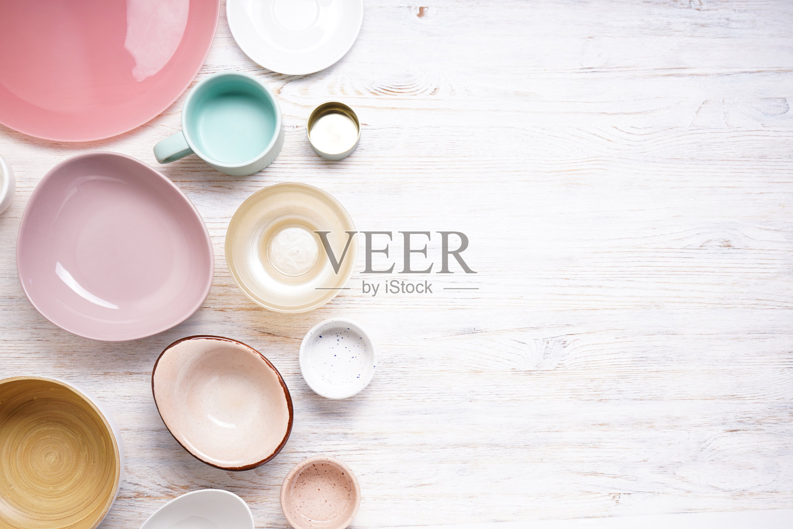 盘子服务和吃饭在一个木制的背景,文字的空间,俯视图。现代陶瓷、木质陶瓷、新潮餐具。照片摄影图片