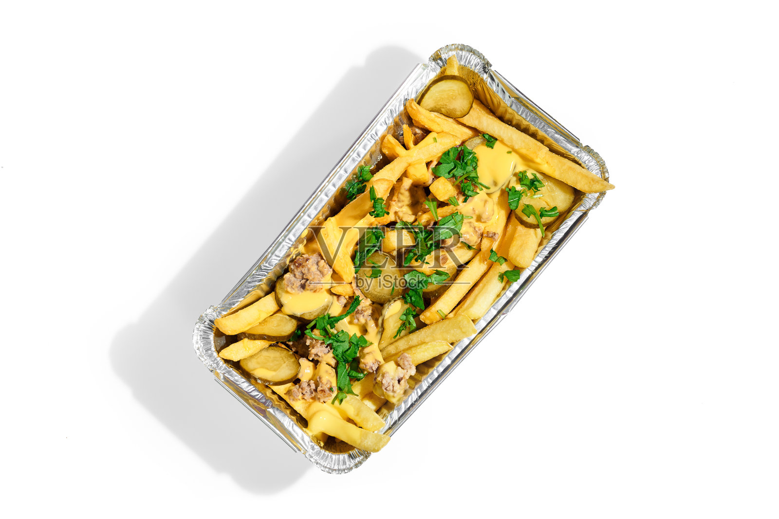 白色底色的芝士酱和肉炸薯条。强光照片摄影图片