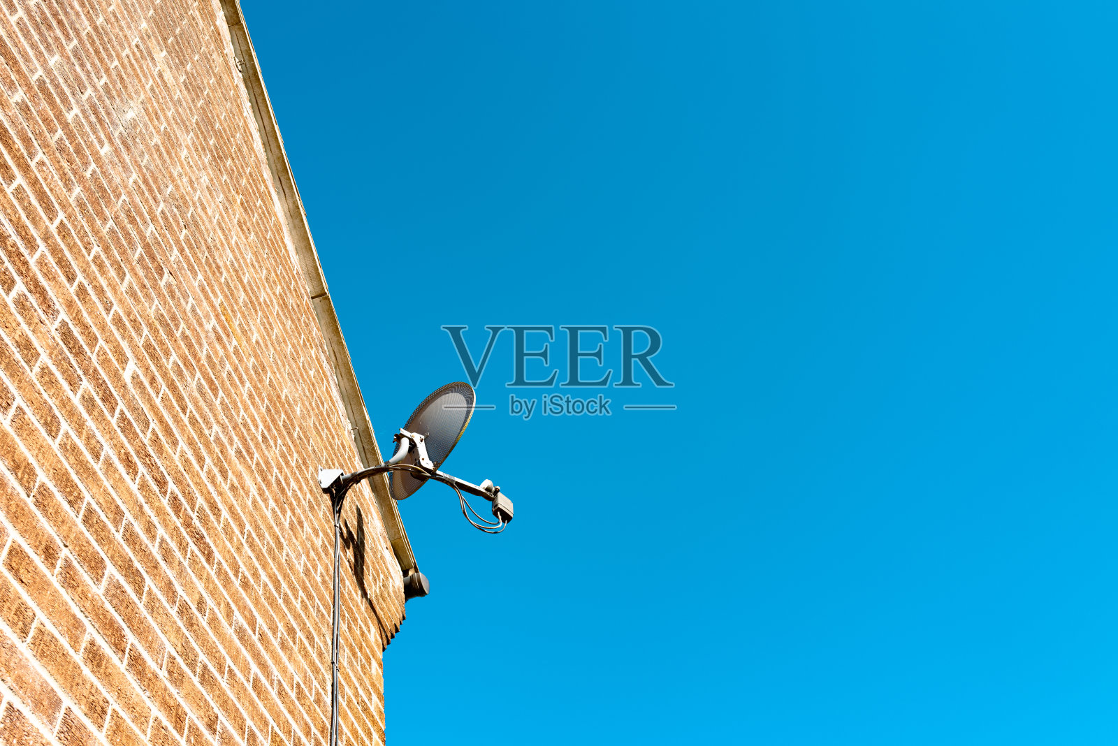 卫星接收天线看到一个典型的一家商店的家庭。照片摄影图片