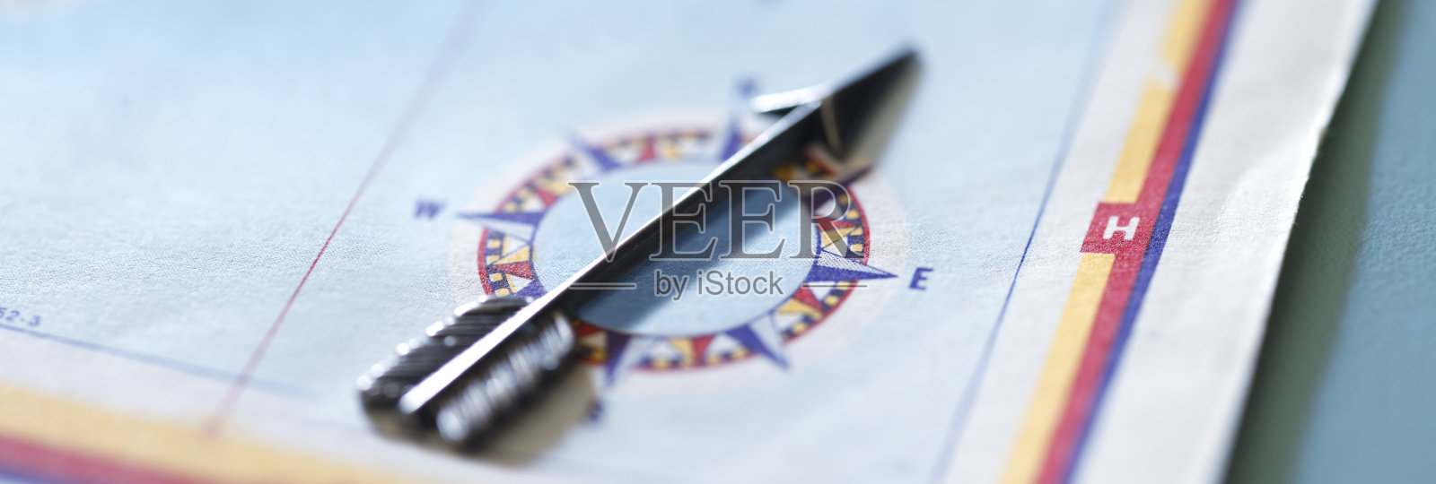 罗盘玫瑰上的箭照片摄影图片