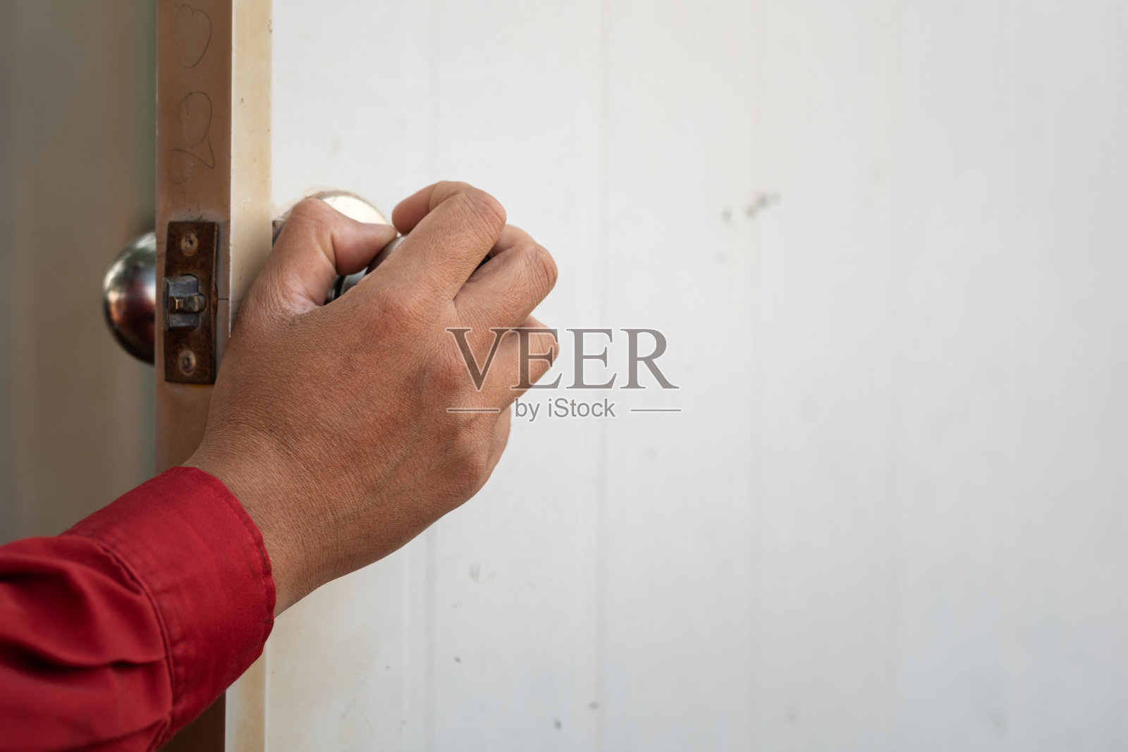 开门动作。照片摄影图片