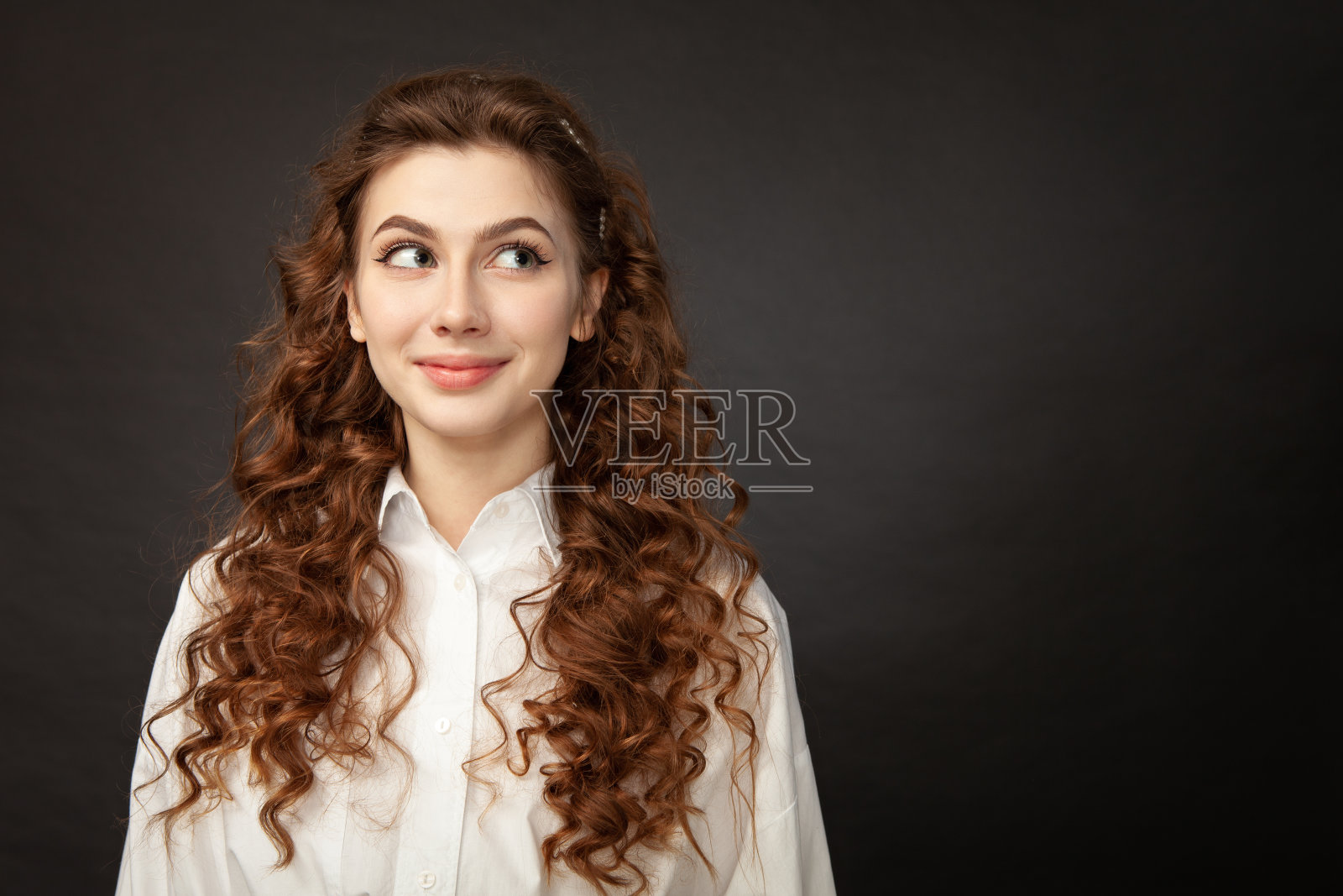 近距离拍摄的20岁的卷发女人的肖像照片摄影图片