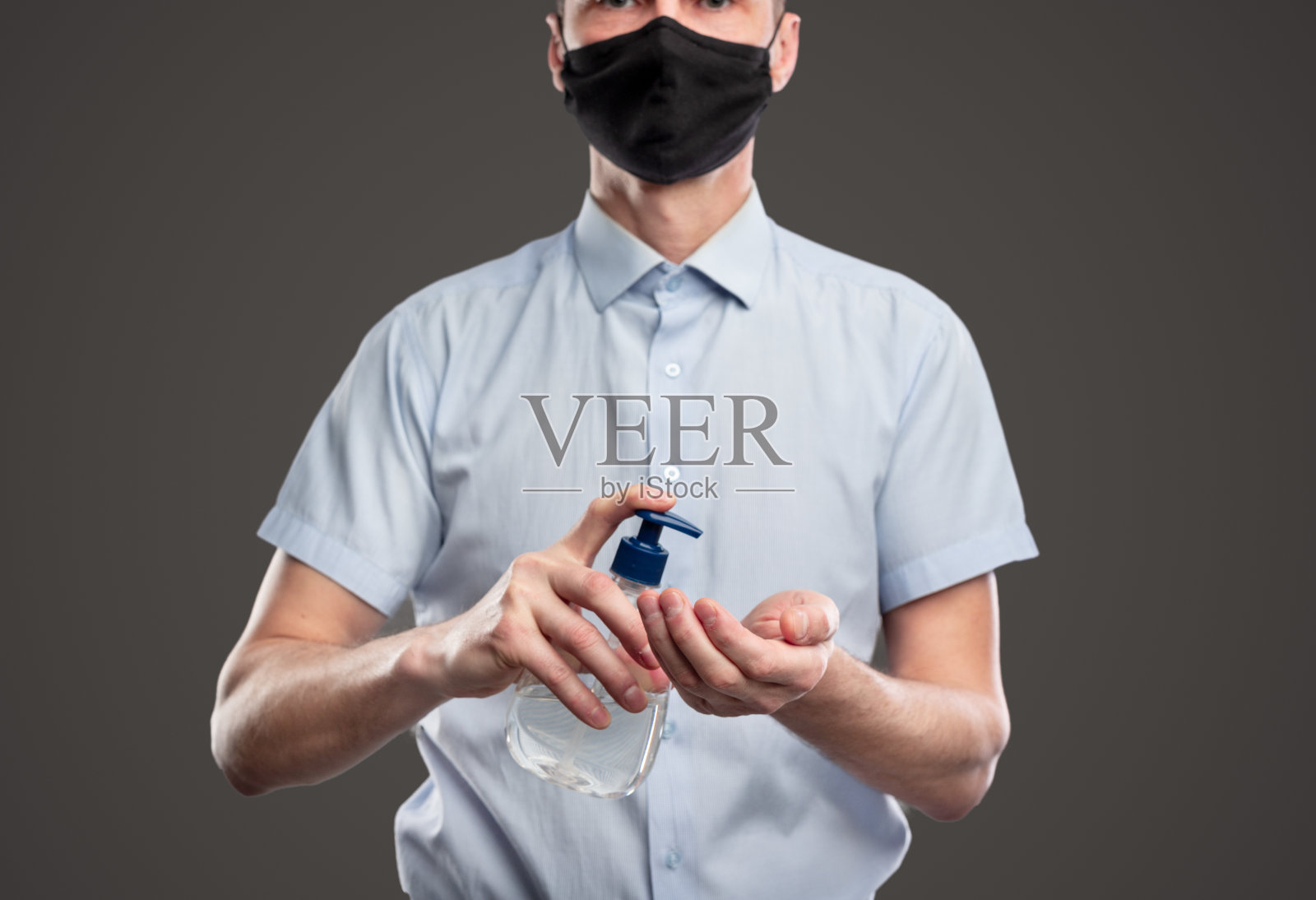 疫情期间,农工消毒双手照片摄影图片