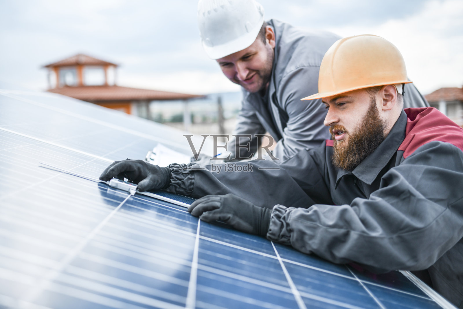 工人和工头集中在测量面板上的光伏电池尺寸照片摄影图片