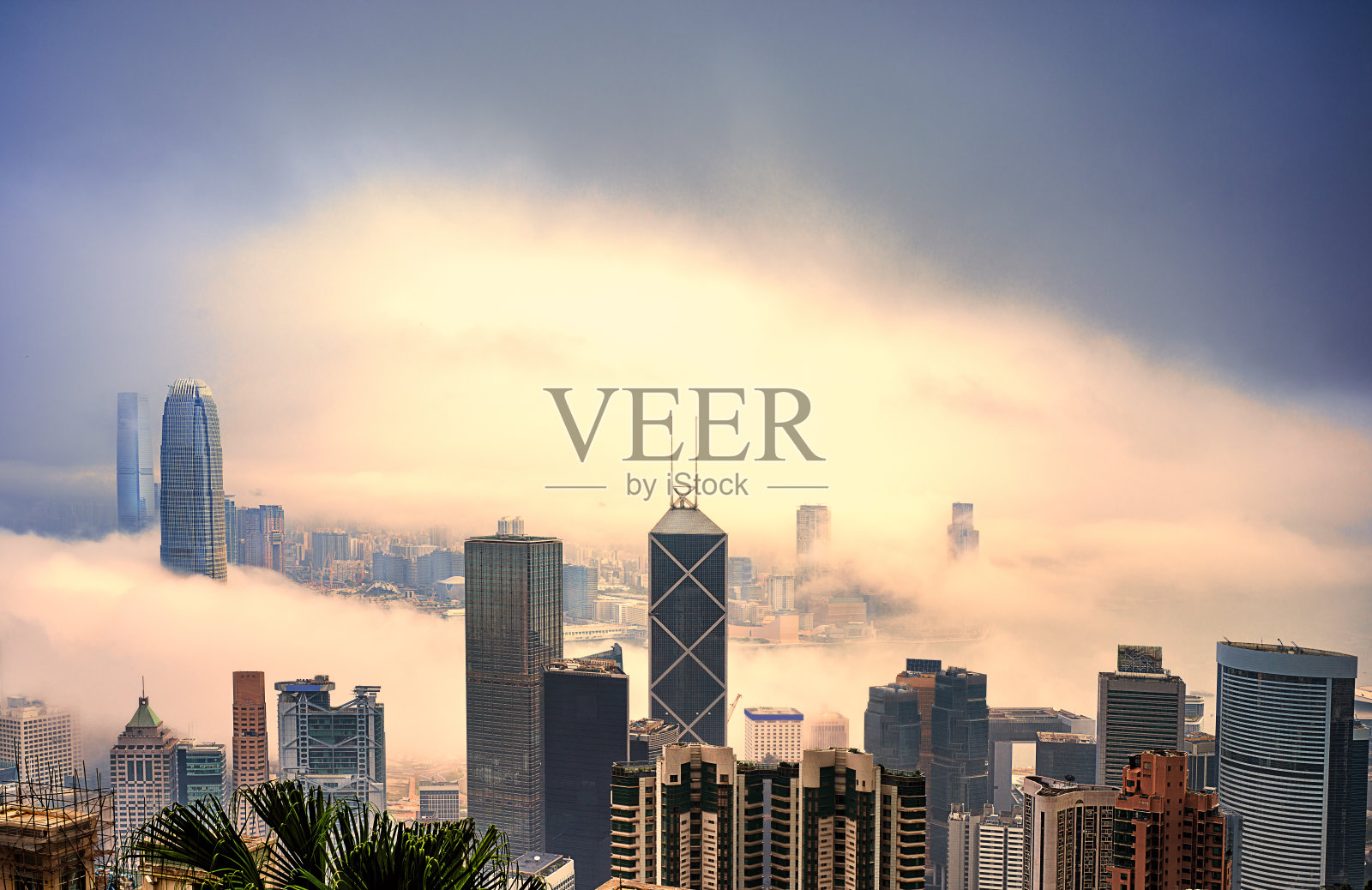 春天的浓雾笼罩着国际金融公司、国际商会、中国银行大厦等建筑照片摄影图片