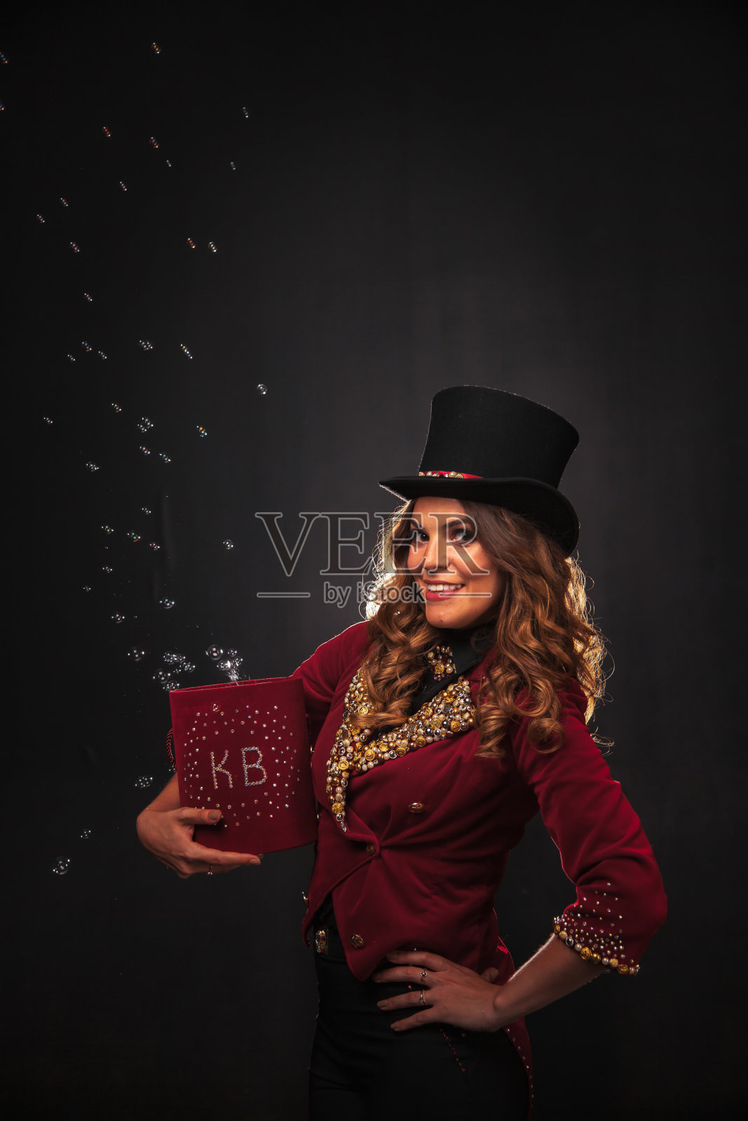 女魔术师用肥皂泡表演,是一名魔术师照片摄影图片