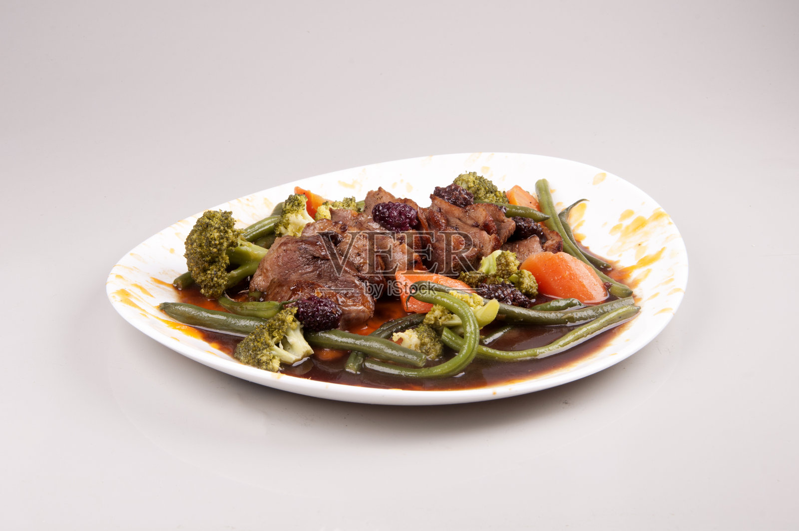 鸭泥与蔬菜在白色盘子孤立的角度视图照片摄影图片