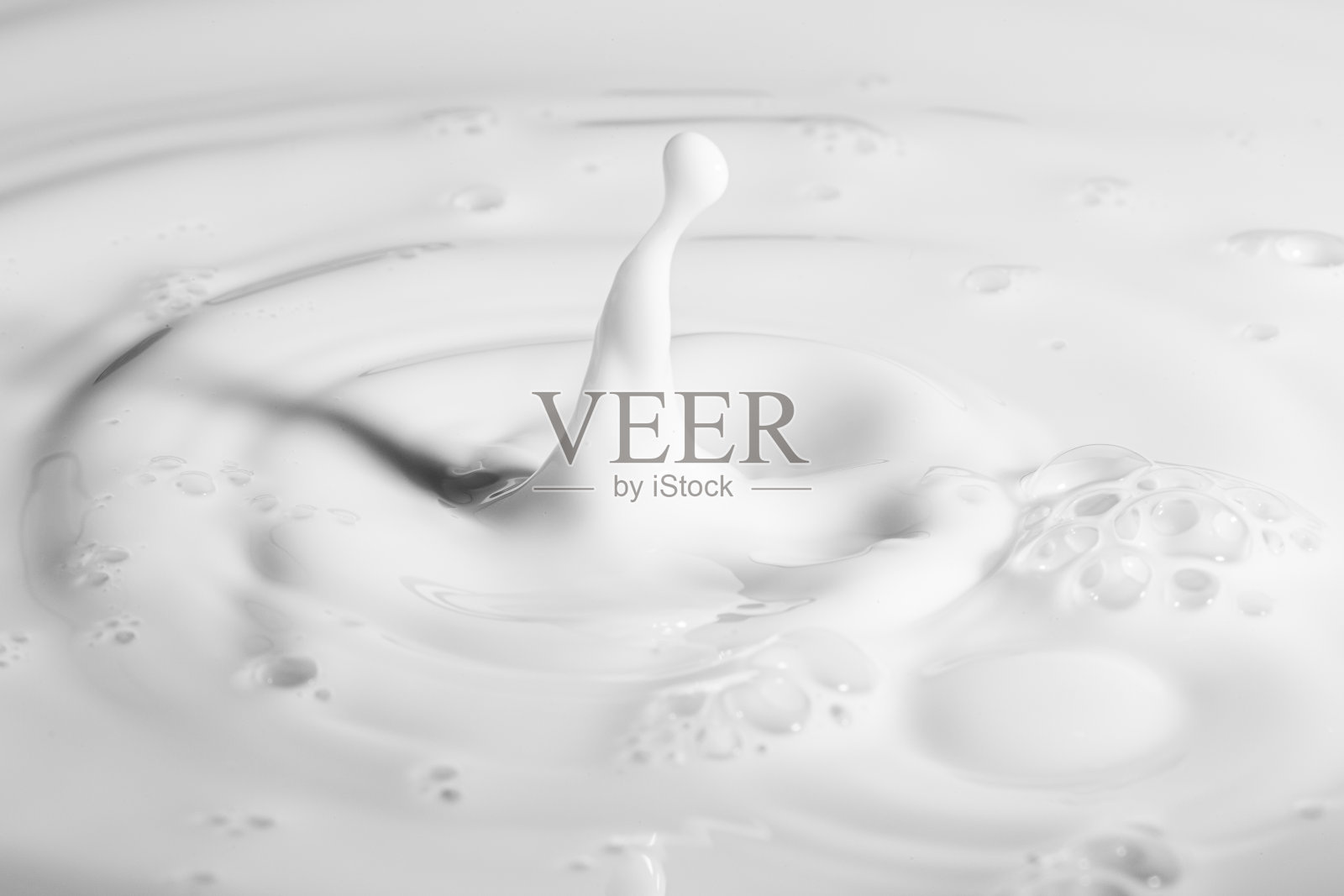 宏观牛奶滴,牛奶奶油乳制品酸奶奶昔纹理漩涡图形设计元素包装传单广告海报奶油飞溅与波纹圈照片摄影图片