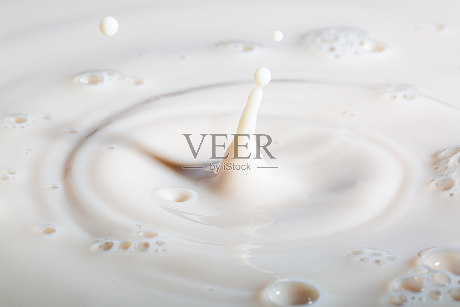 宏观牛奶滴,牛奶奶油乳制品酸奶奶昔纹理漩涡图形设计元素包装传单广告海报奶油飞溅与波纹圈照片摄影图片