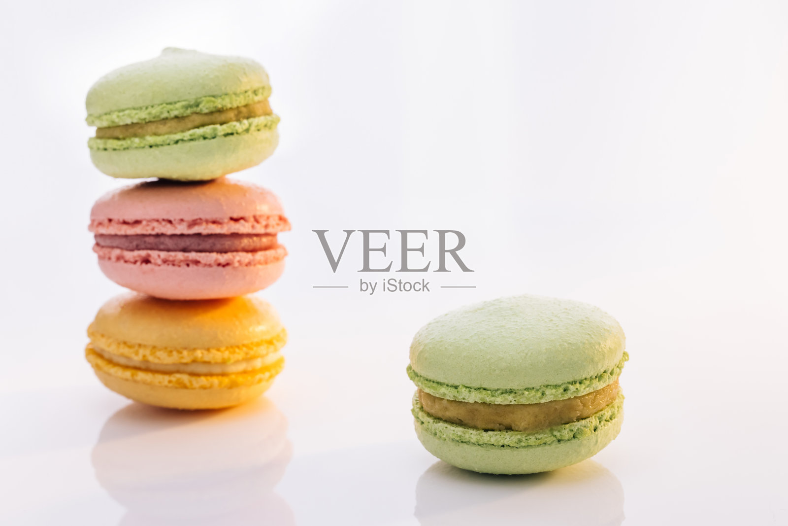甜美多彩的马卡龙孤立在白色的背景上。美味的五颜六色的杏仁饼。马卡龙配上明亮的白色背景照片摄影图片
