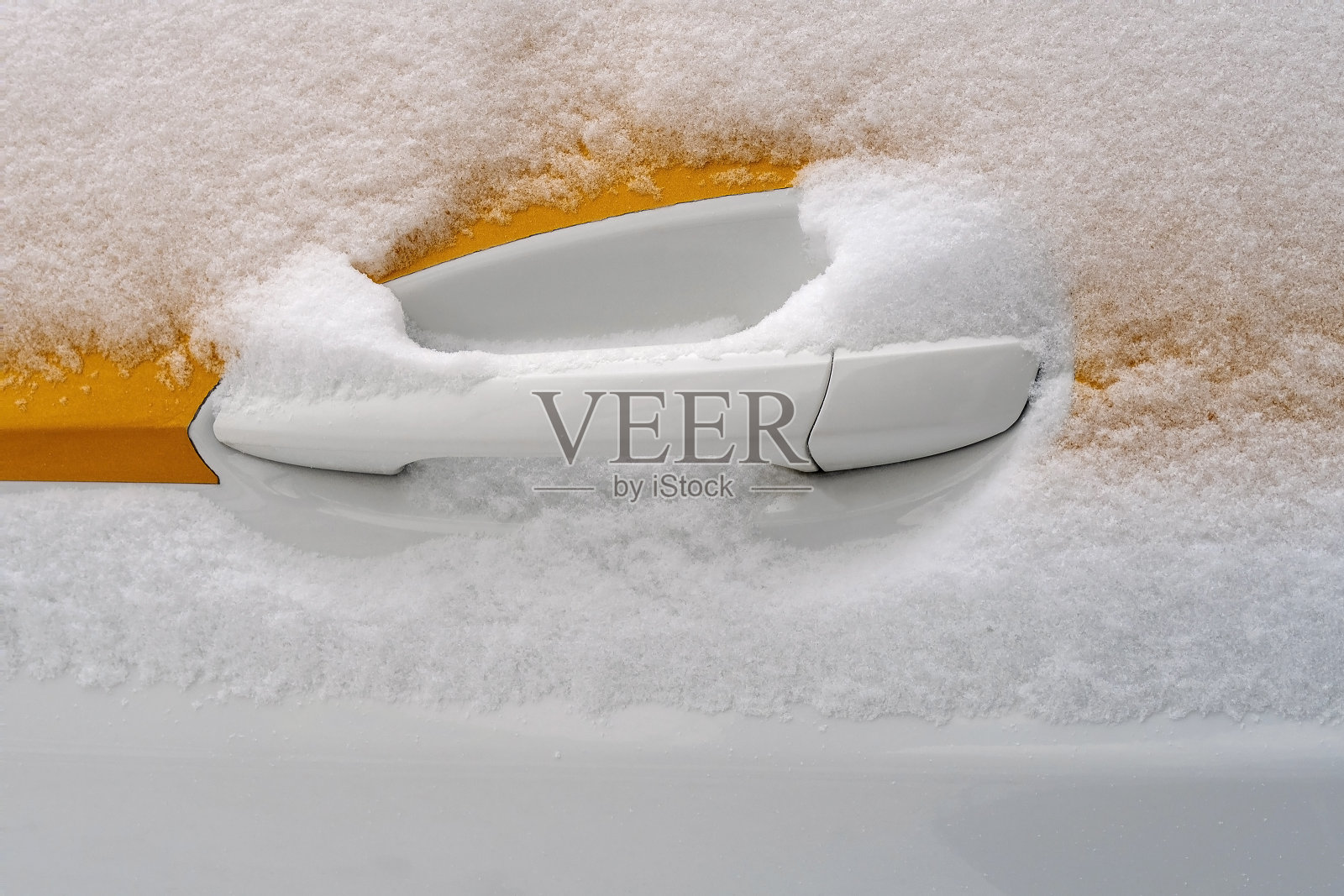 在下雪的冬天,出租车的把手。关闭了。照片摄影图片