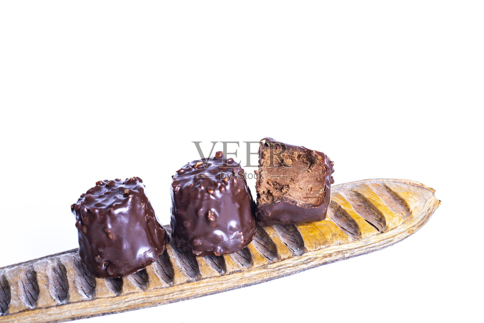 巧克力果仁与榛子隔离在白色照片摄影图片