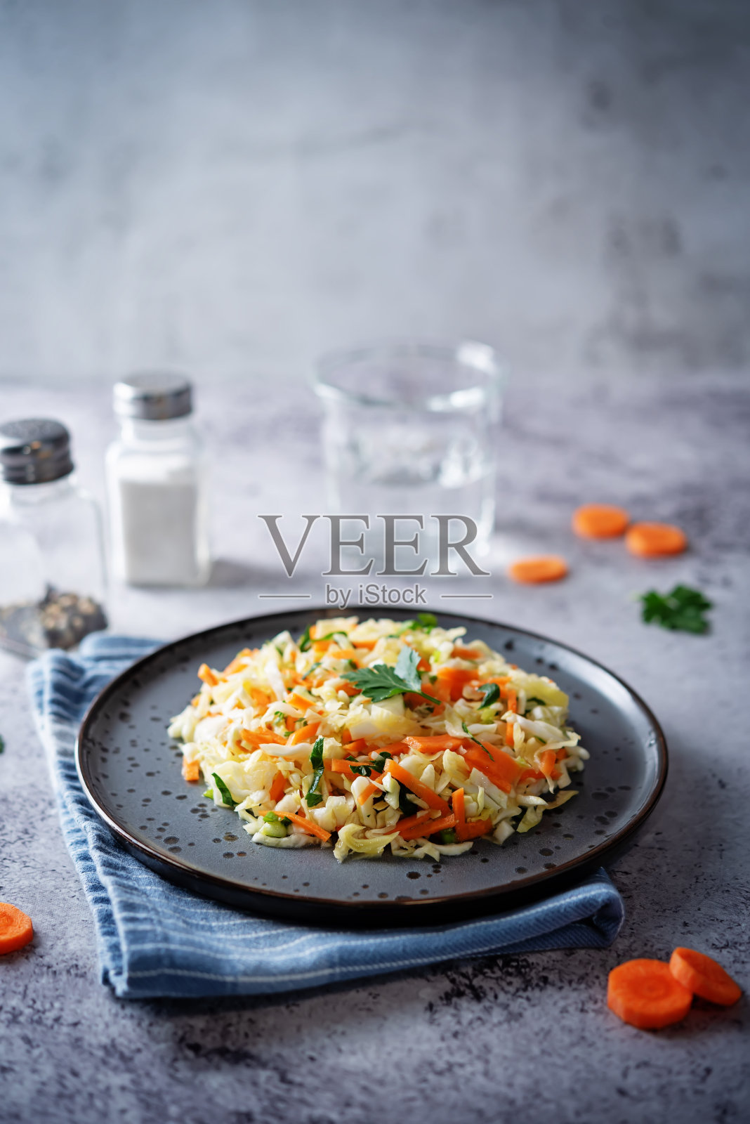 碗里的卷心菜胡萝卜沙拉照片摄影图片