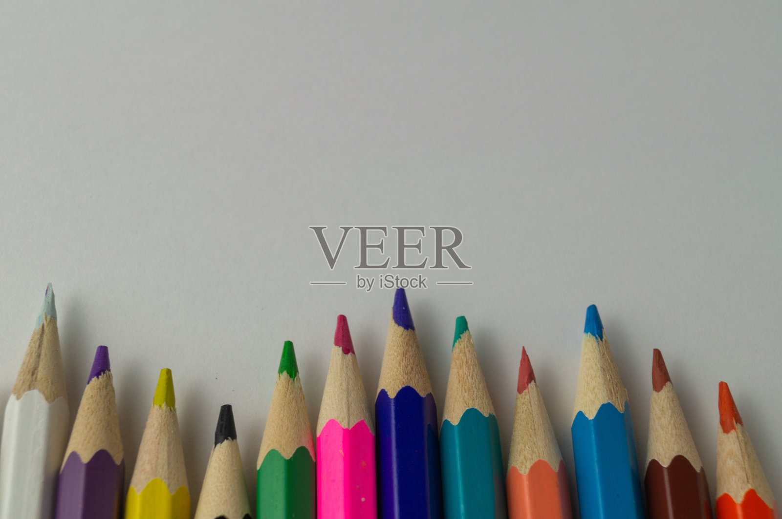 一组彩色铅笔的图像,并为文本留出空间。照片摄影图片