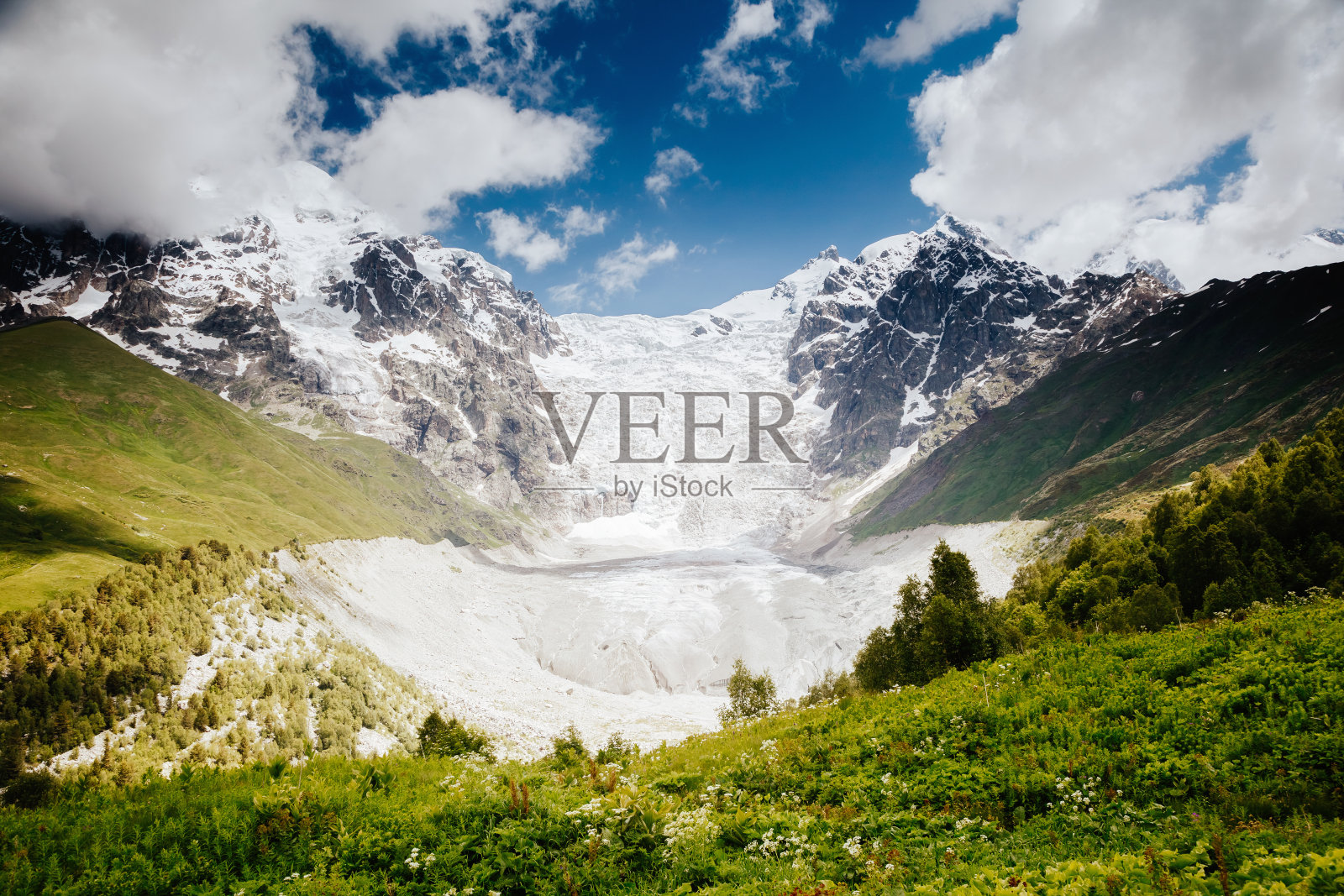 泰特努迪山附近雄伟的悬崖。上斯瓦内蒂,格鲁吉亚国家,欧洲。照片摄影图片