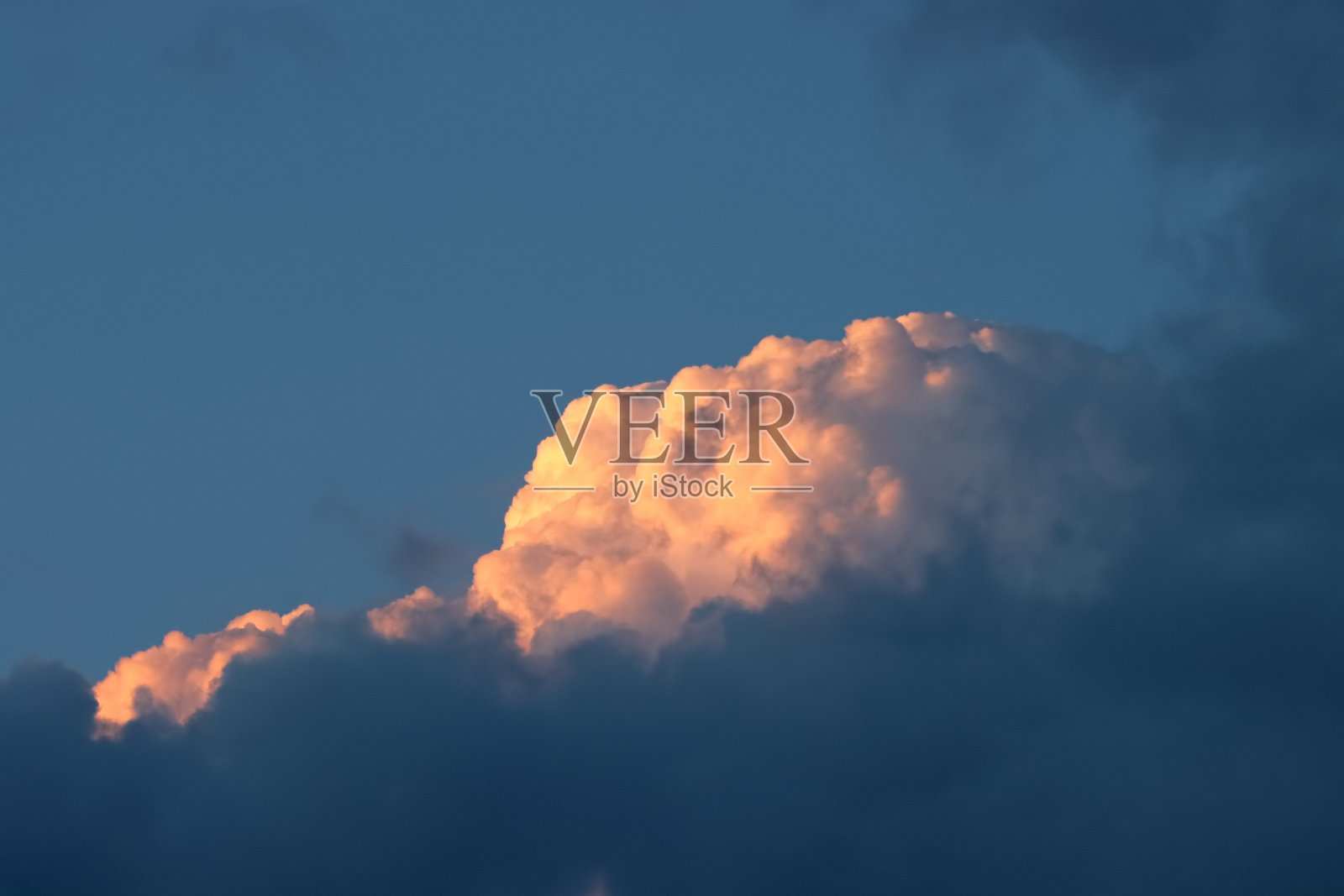 日落时被太阳照亮的云。照片摄影图片