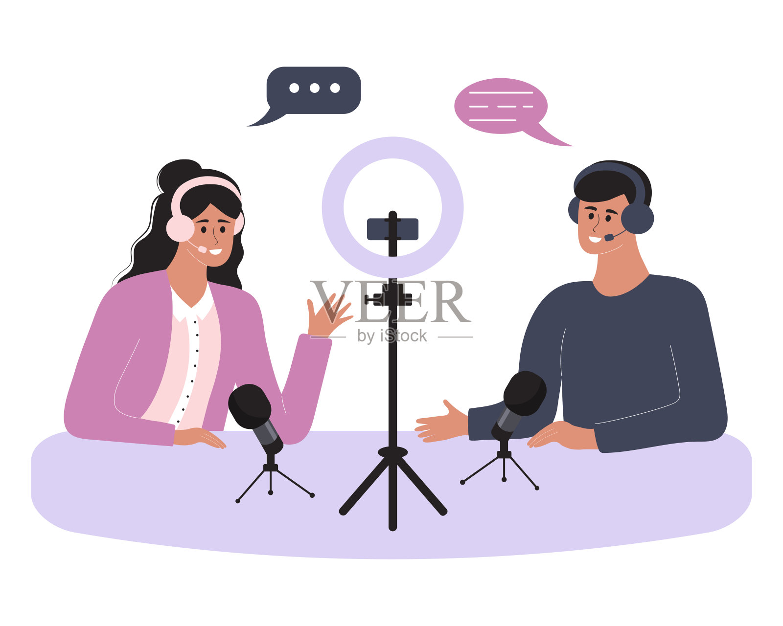 播客在工作室。男男女女戴着耳机在录音棚里对着麦克风录音播客说话。插画图片素材