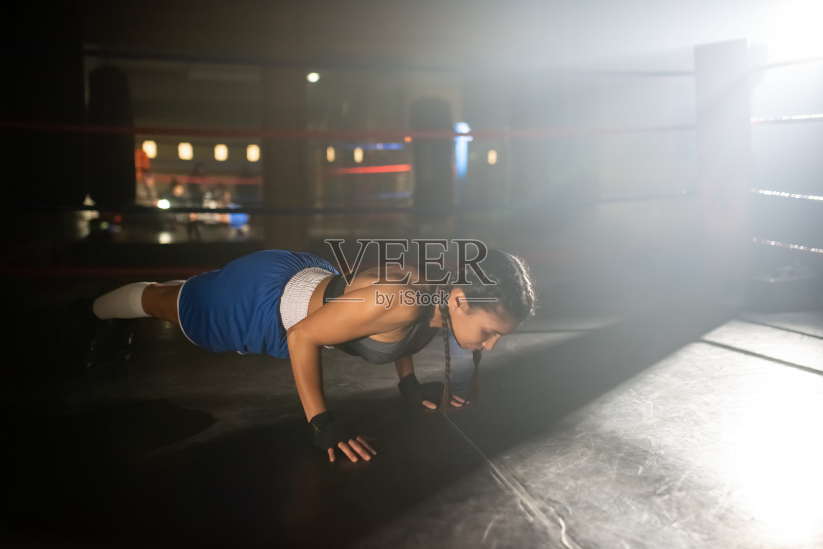 小女孩在体育馆准备拳击比赛照片摄影图片