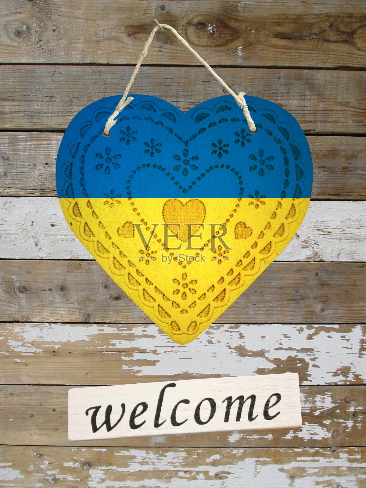 木制立面上悬挂着乌克兰国旗颜色的“欢迎之心”照片摄影图片