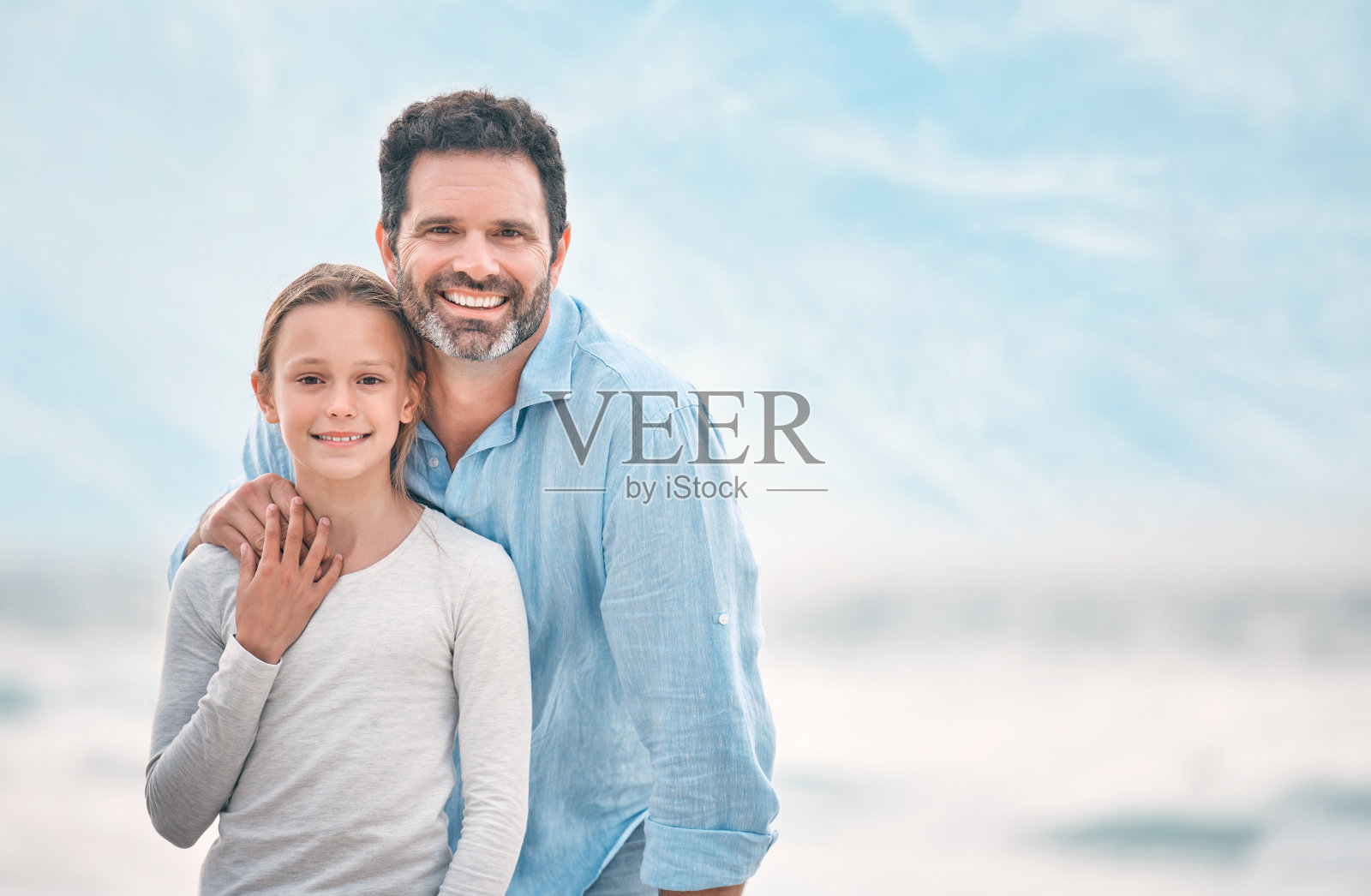 一张父女俩在海滩上亲密无间的照片照片摄影图片