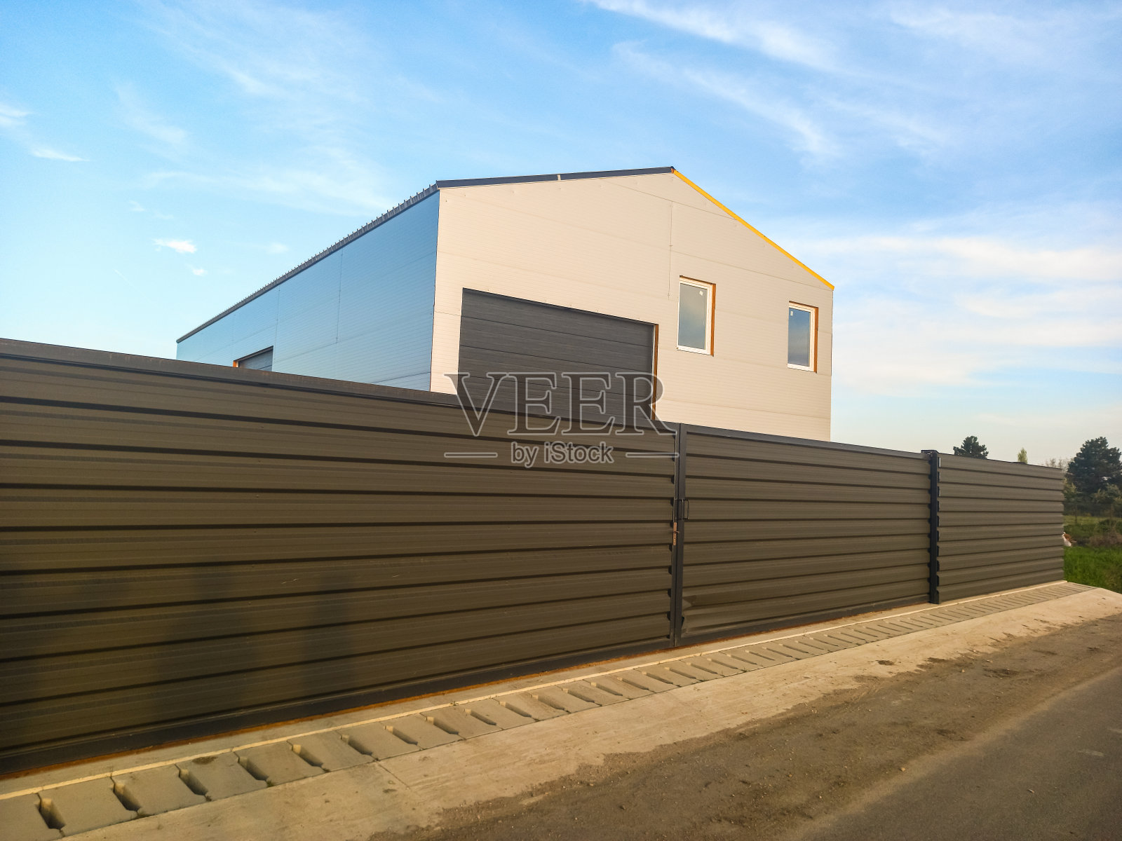 带围栏的仓库建筑。工业仓库照片摄影图片