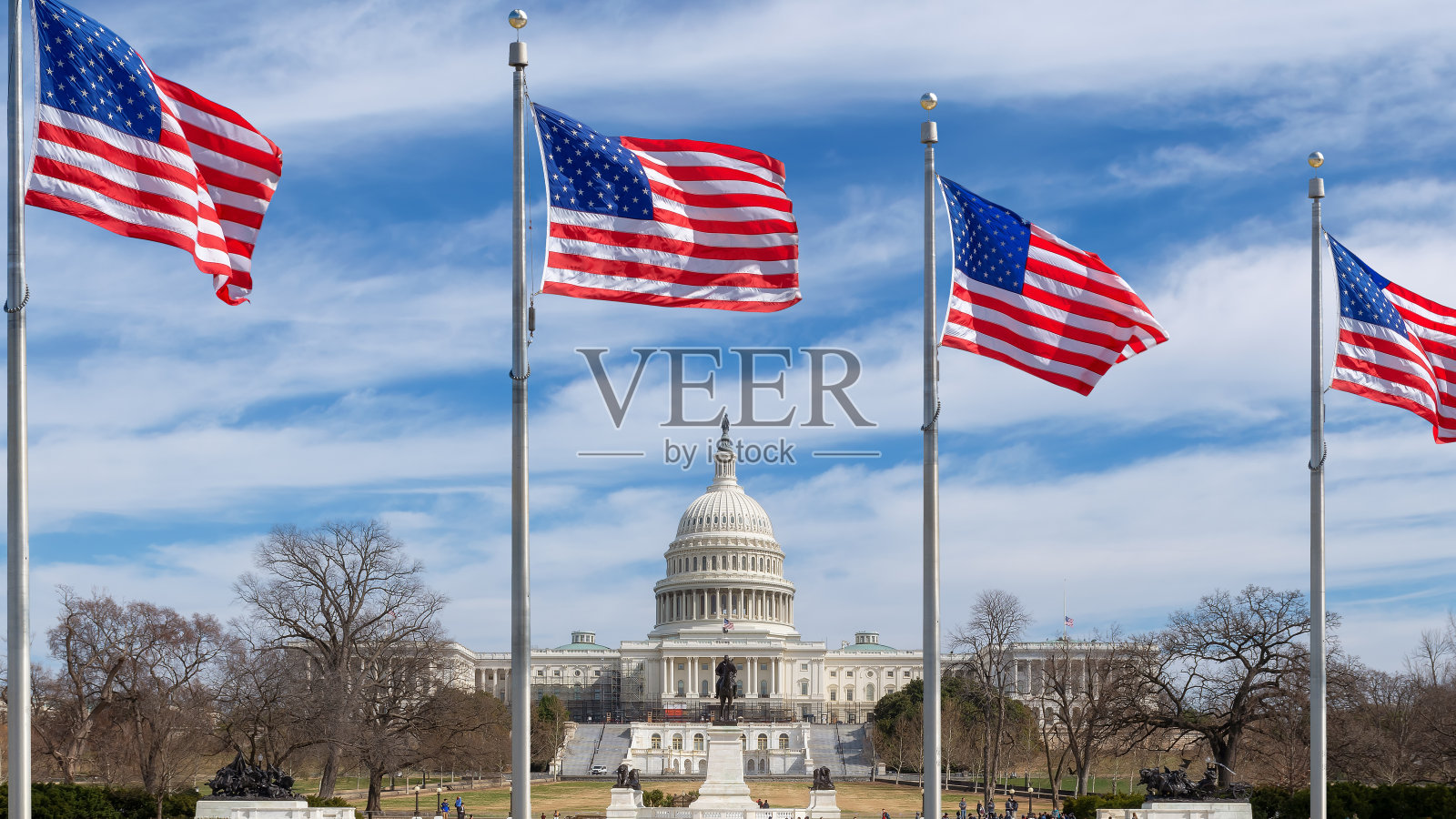 美国首都华盛顿的国会大厦和美国国旗照片摄影图片