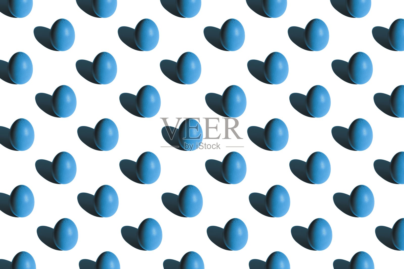 蓝色复活节彩蛋的背景与阴影在一个白色的背景照片摄影图片