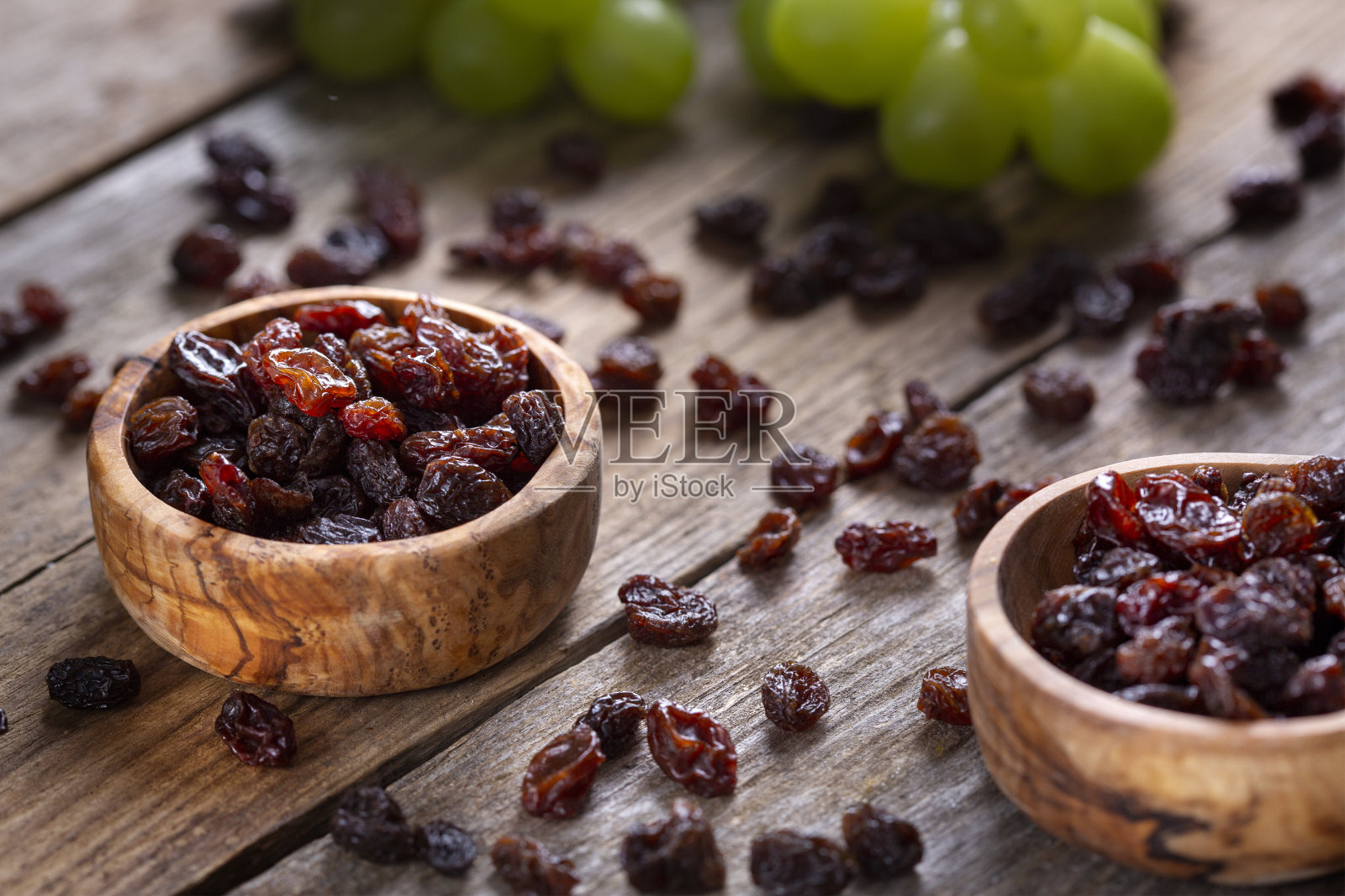 葡萄干和葡萄——木碗照片摄影图片