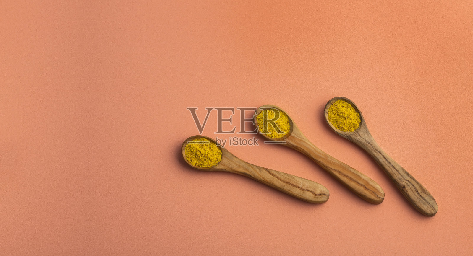 三勺黄色咖喱香料——健康食品照片摄影图片