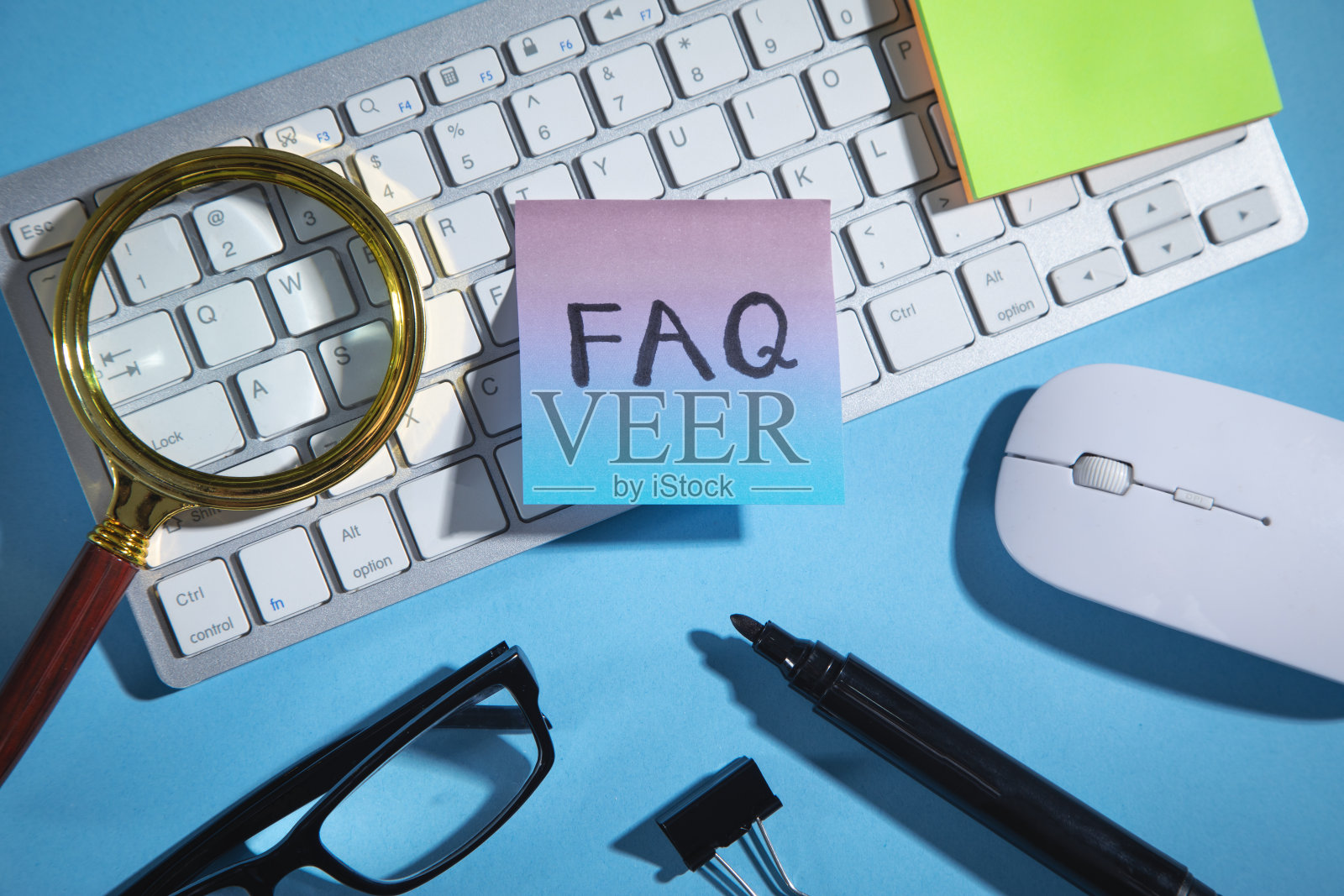 常见问题贴上有电脑键盘和其他物体。照片摄影图片