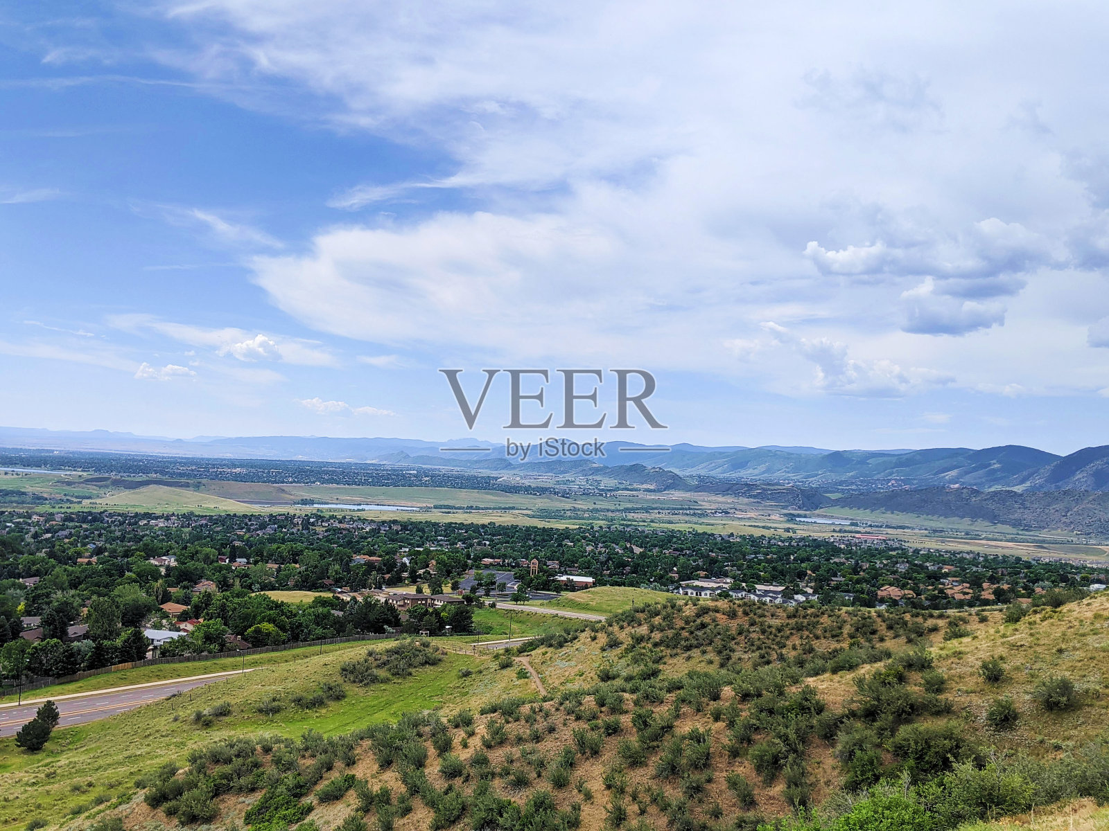 绿山朝向落基山脉照片摄影图片