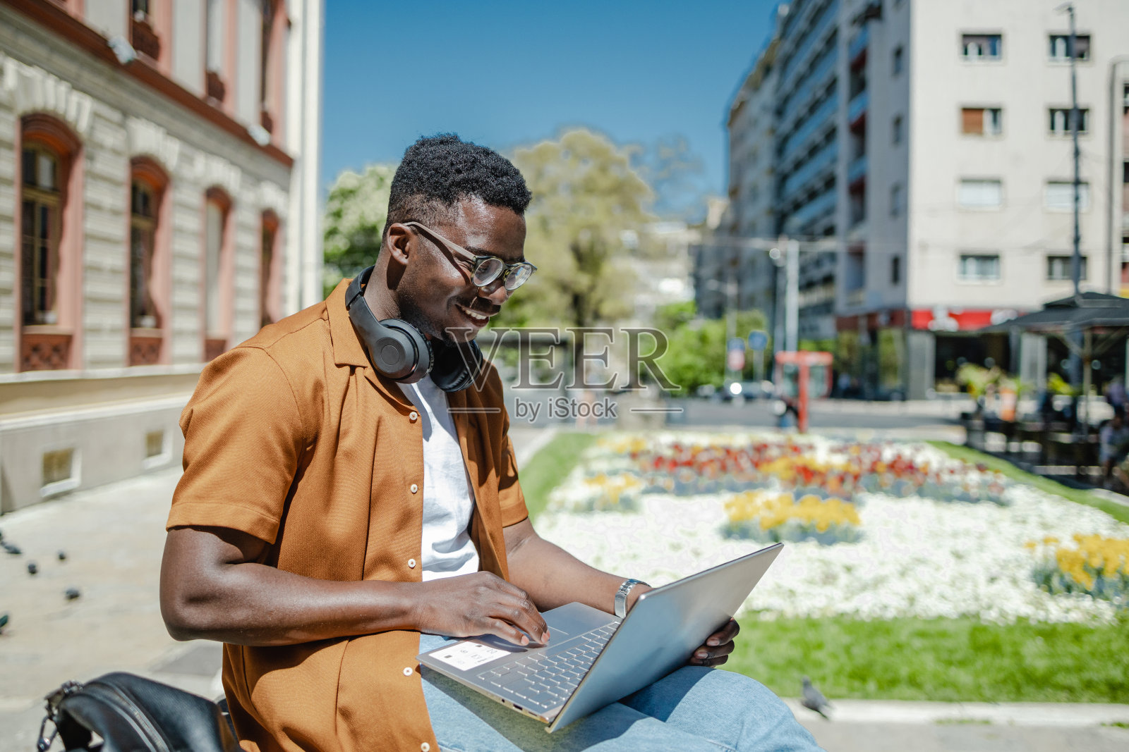愉快的学生在笔记本电脑上检查内容照片摄影图片