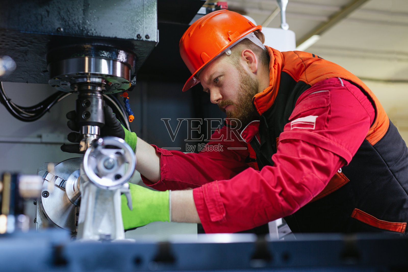 机械技术员,刀具车间数控铣床中心操作工照片摄影图片