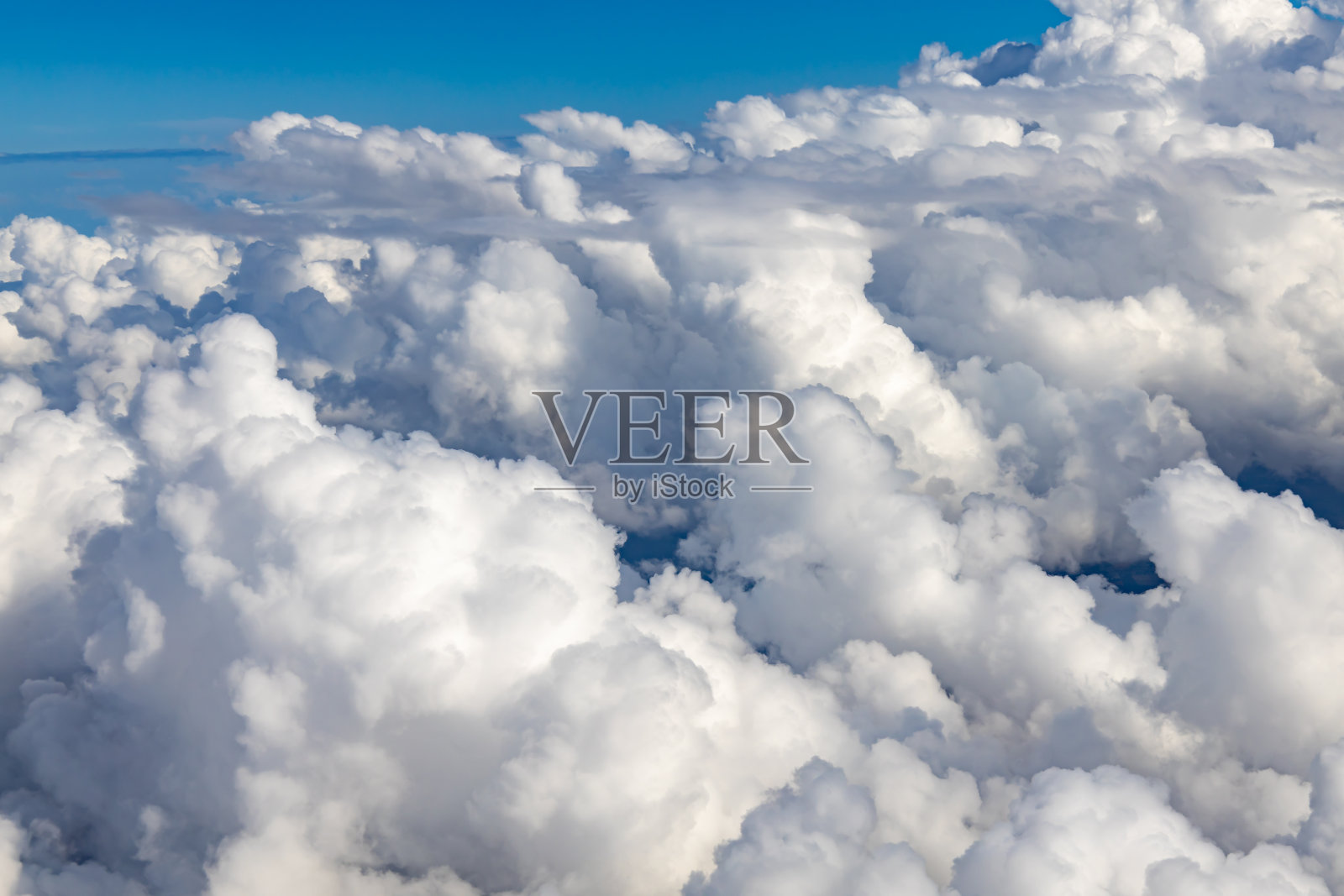 巨大的积云从上面照片摄影图片