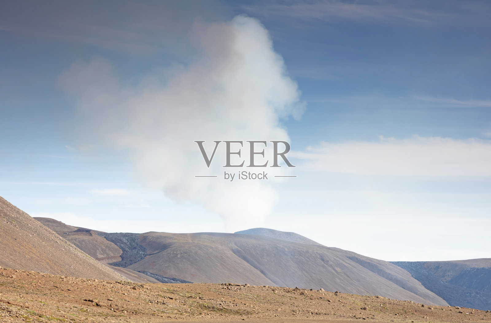 法格拉达尔火山喷出浓烟照片摄影图片