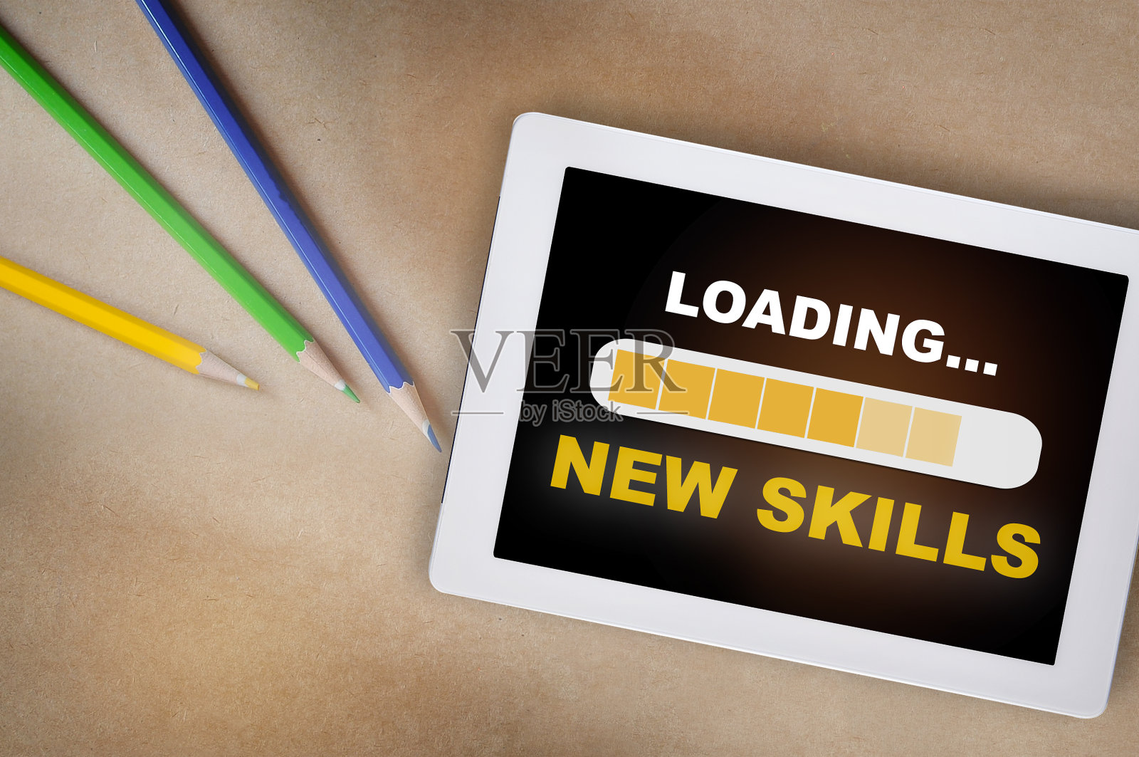 新技能加载电脑数码平板电脑和彩色铅笔在桌面上照片摄影图片