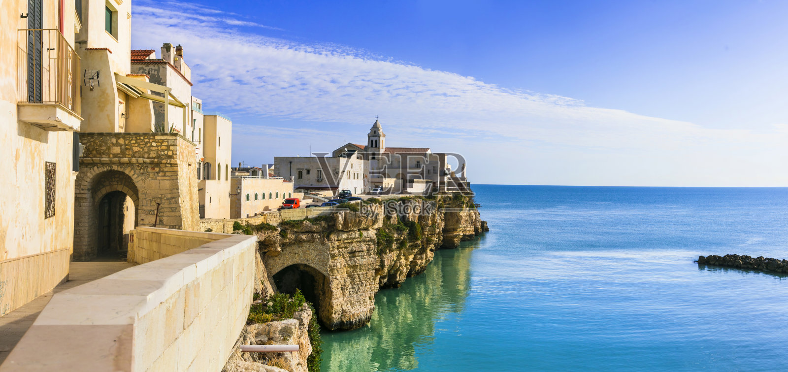 意大利度假胜地普利亚-风景如画的Vieste小镇,意大利旅游和夏季海上目的地照片摄影图片