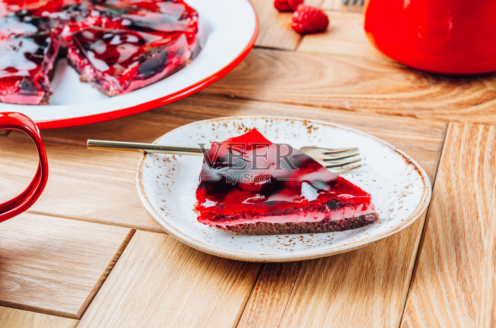 木桌上的浆果果冻蛋糕,还有蓝莓和覆盆子照片摄影图片