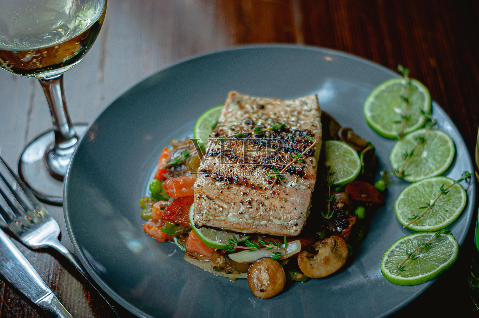 最好的蔬菜烤三文鱼食谱照片摄影图片